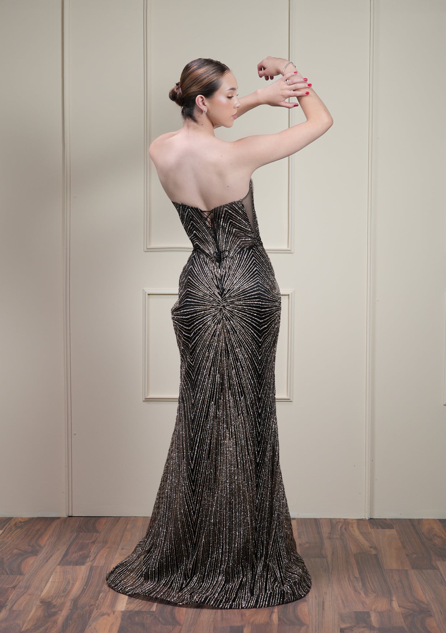 Vestido Straple Brilloso Cadenas en Copas