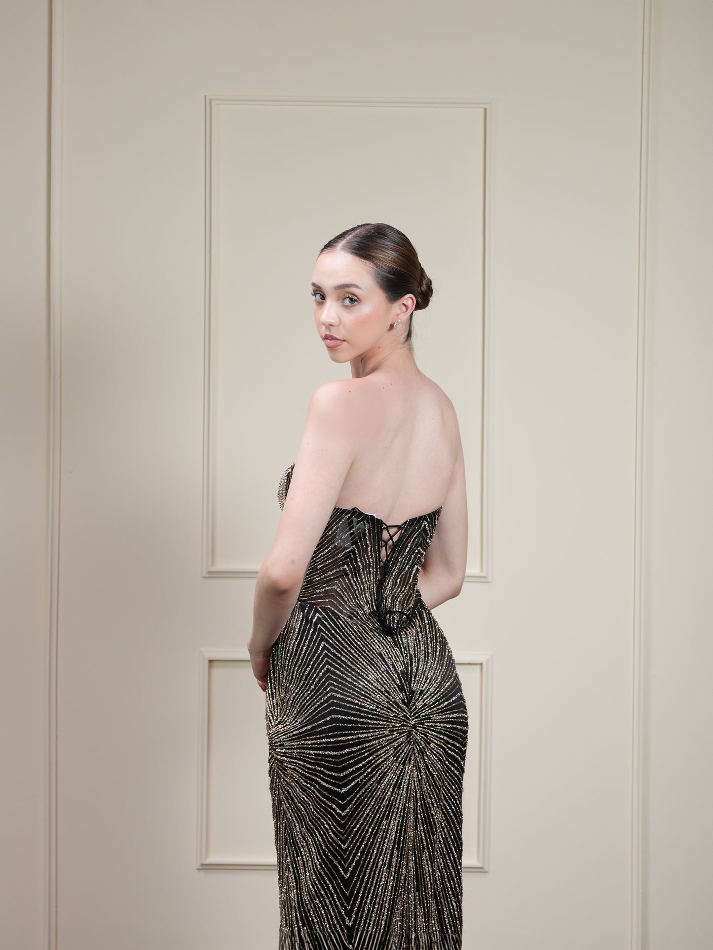 Vestido Straple Brilloso Cadenas en Copas
