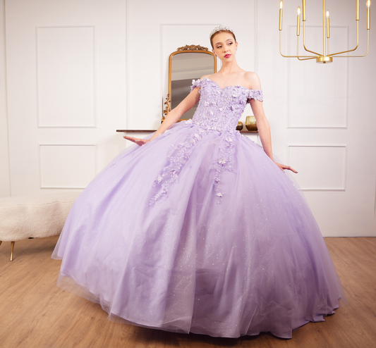 Vestido de XV Años Lila Bordado con Flores Manga Campesina (renta)