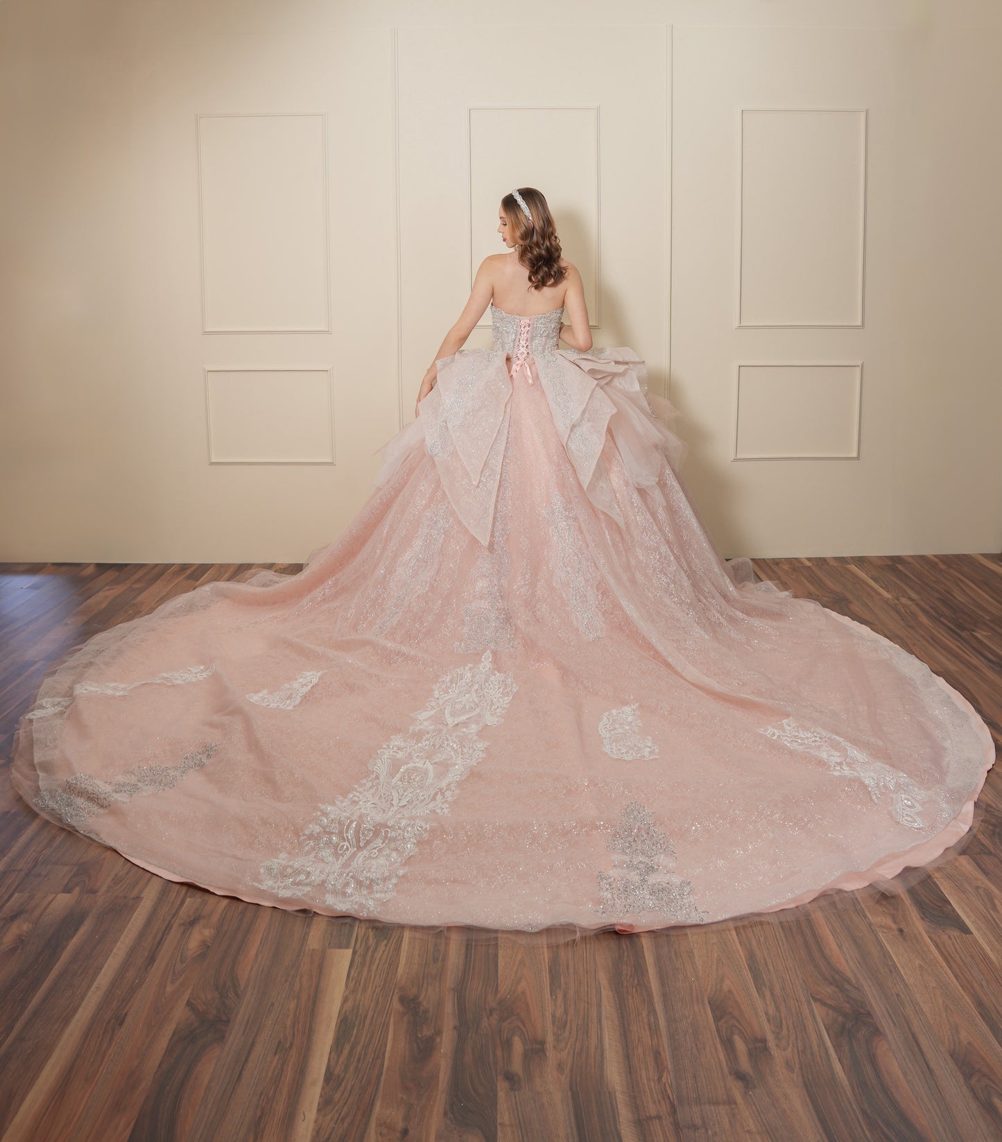 Vestido de XV Años Rosa Palo con Pedrería Plateada con Torera con Cadenas