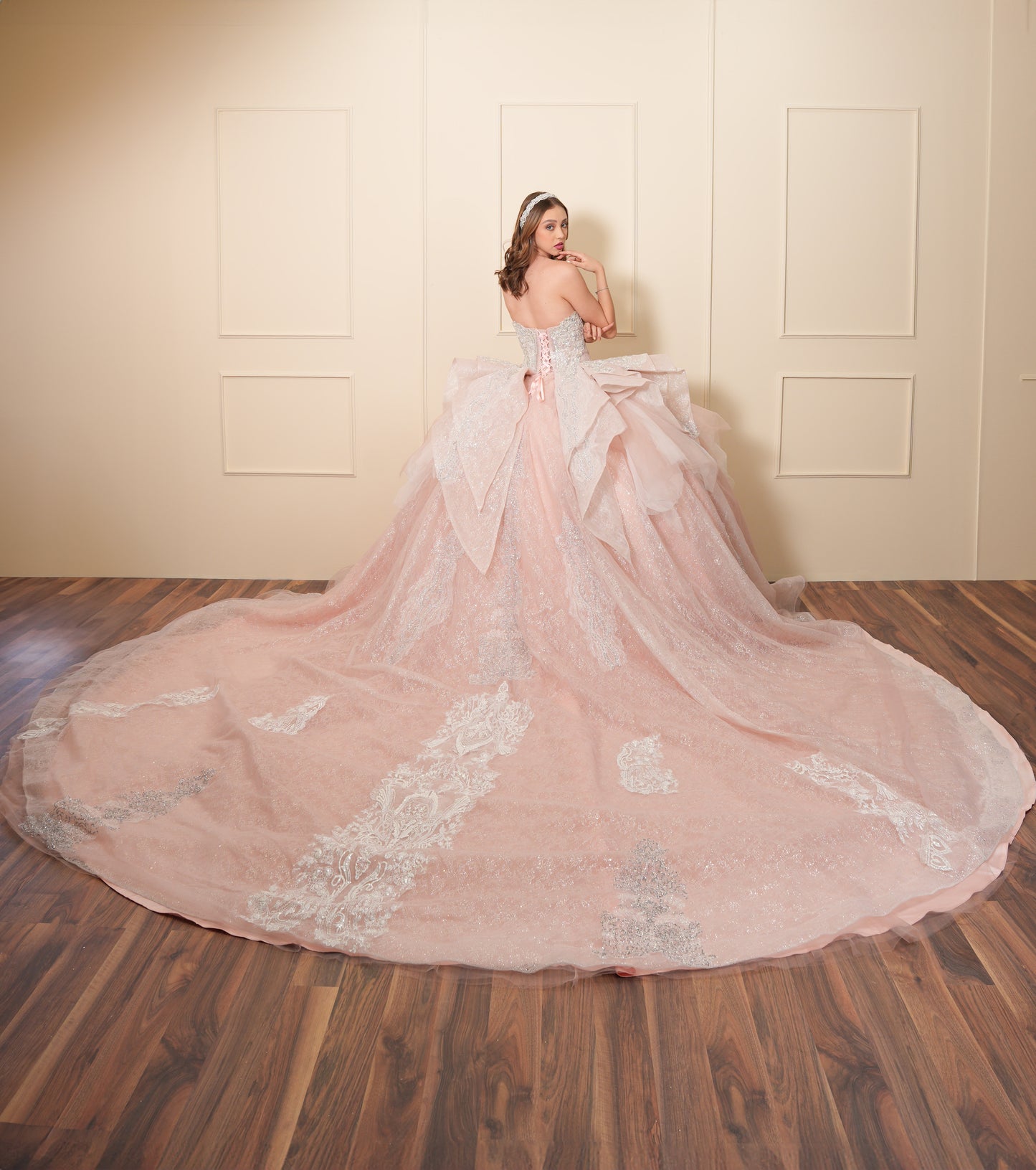 Vestido de XV Años Rosa Palo con Pedrería Plateada con Torera con Cadenas