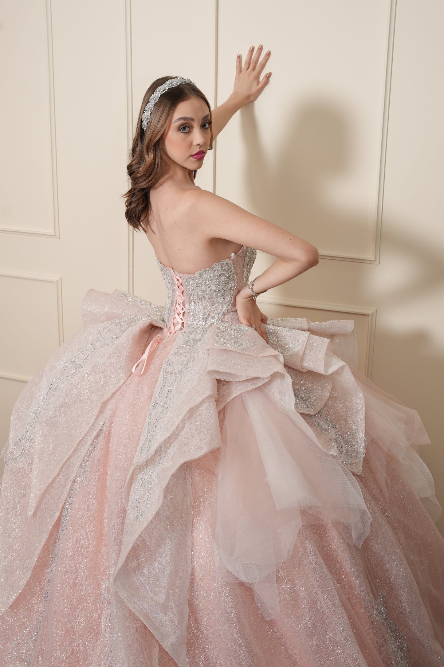 Vestido de XV Años Rosa Palo con Pedrería Plateada con Torera con Cadenas