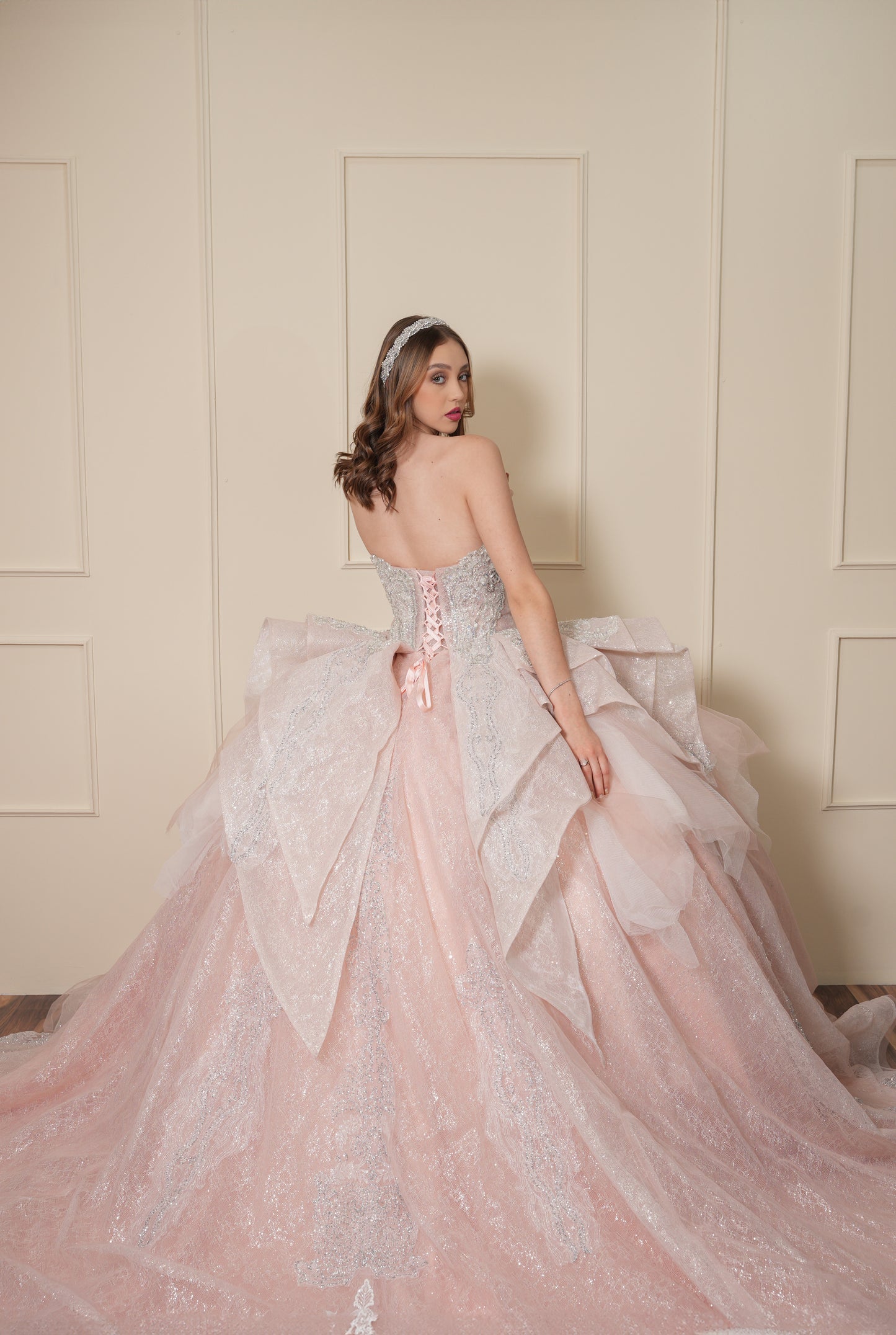 Vestido de XV Años Rosa Palo con Pedrería Plateada con Torera con Cadenas