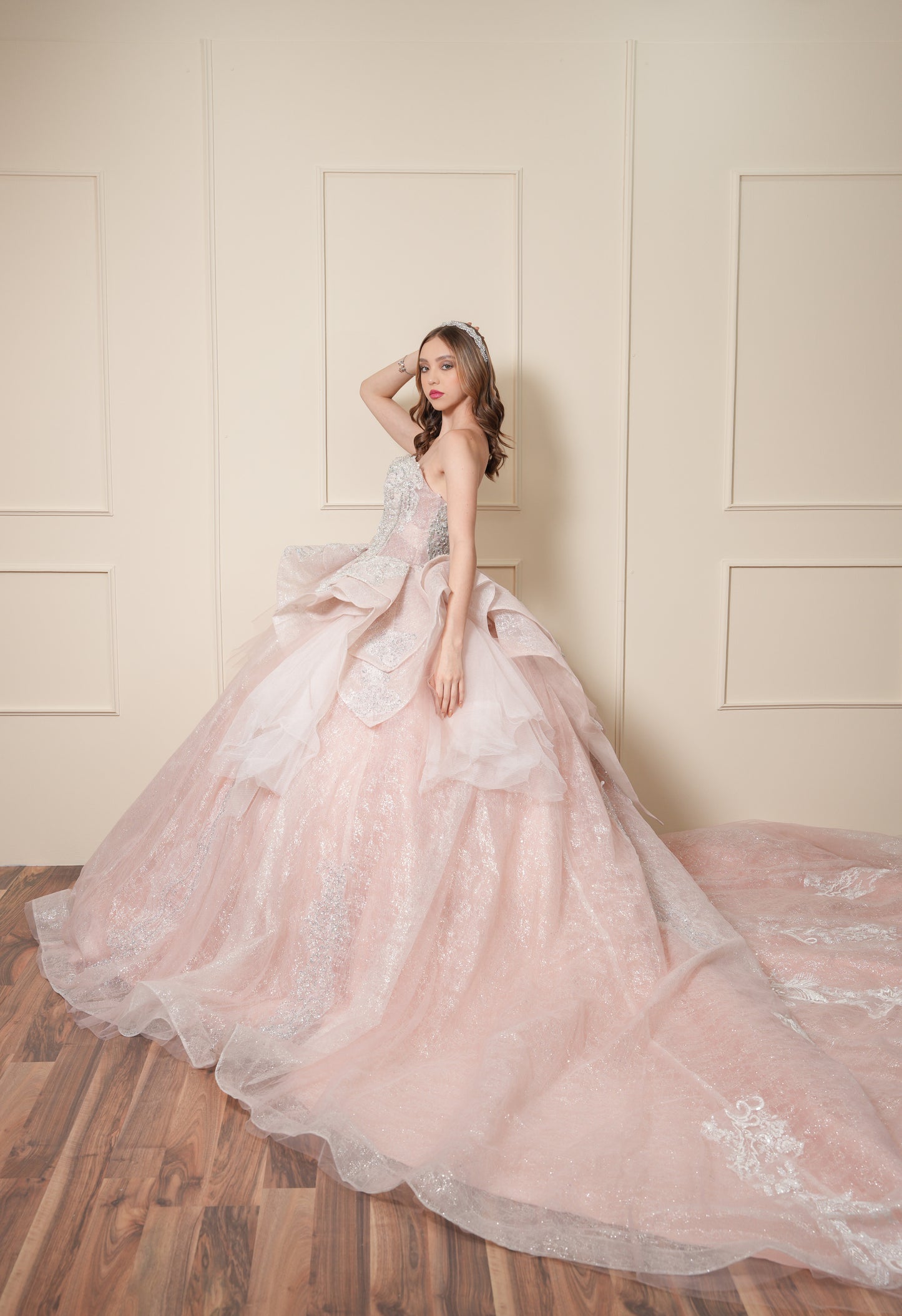 Vestido de XV Años Rosa Palo con Pedrería Plateada con Torera con Cadenas