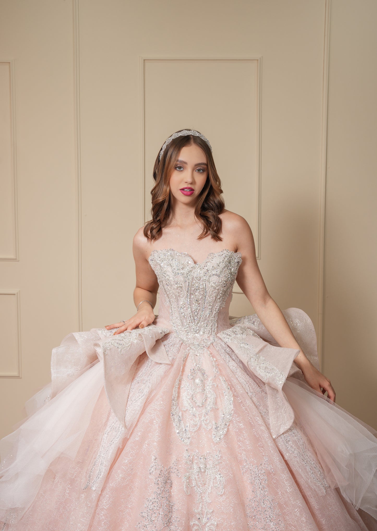 Vestido de XV Años Rosa Palo con Pedrería Plateada con Torera con Cadenas
