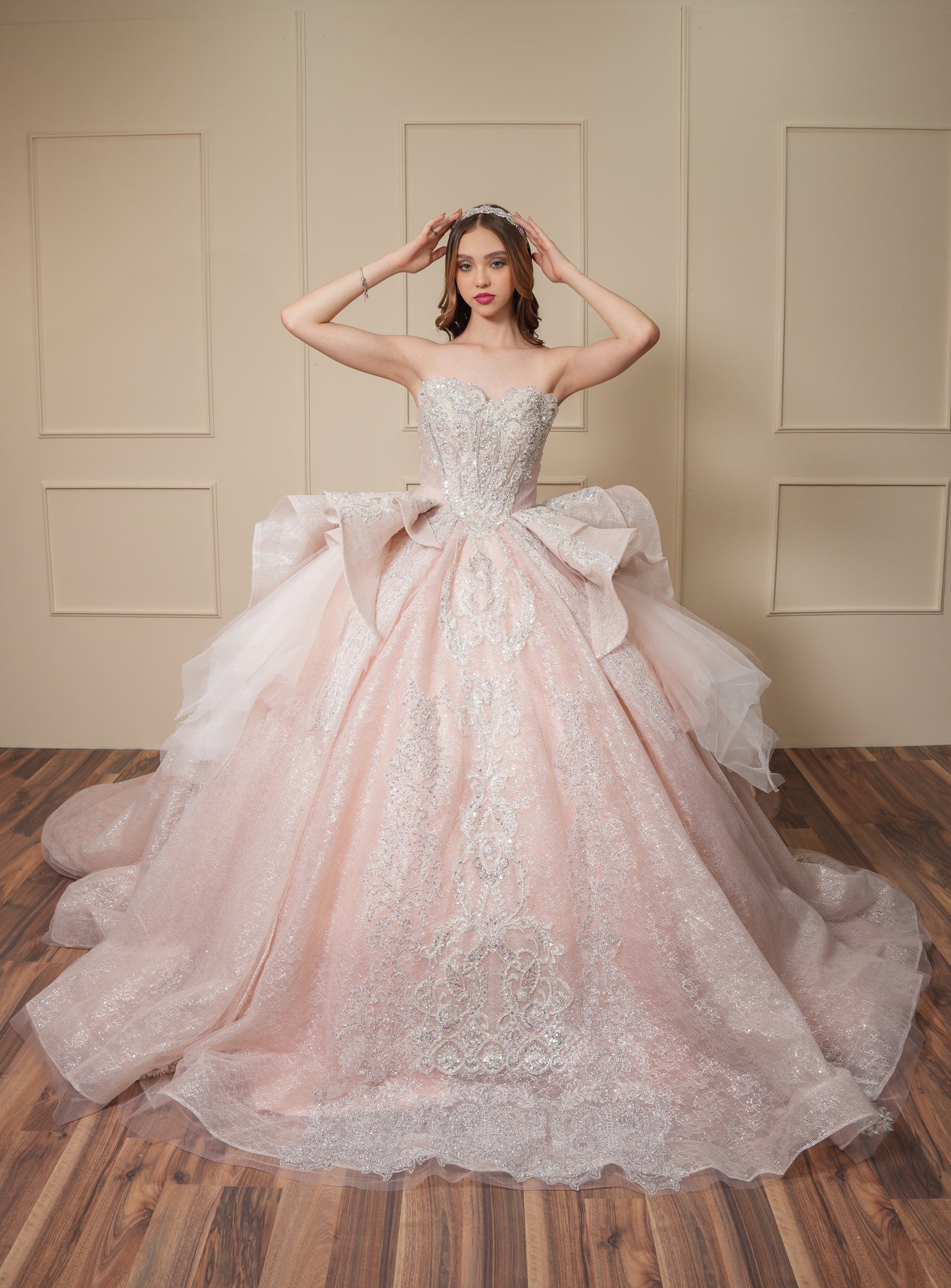 Vestido de XV Años Rosa Palo con Pedrería Plateada con Torera con Cadenas