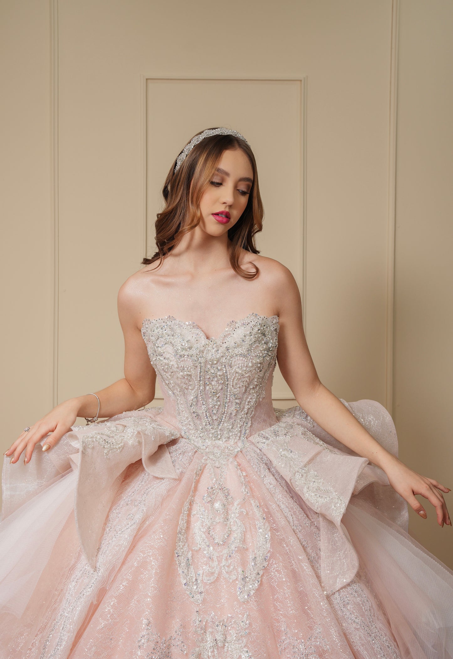 Vestido de XV Años Rosa Palo con Pedrería Plateada con Torera con Cadenas