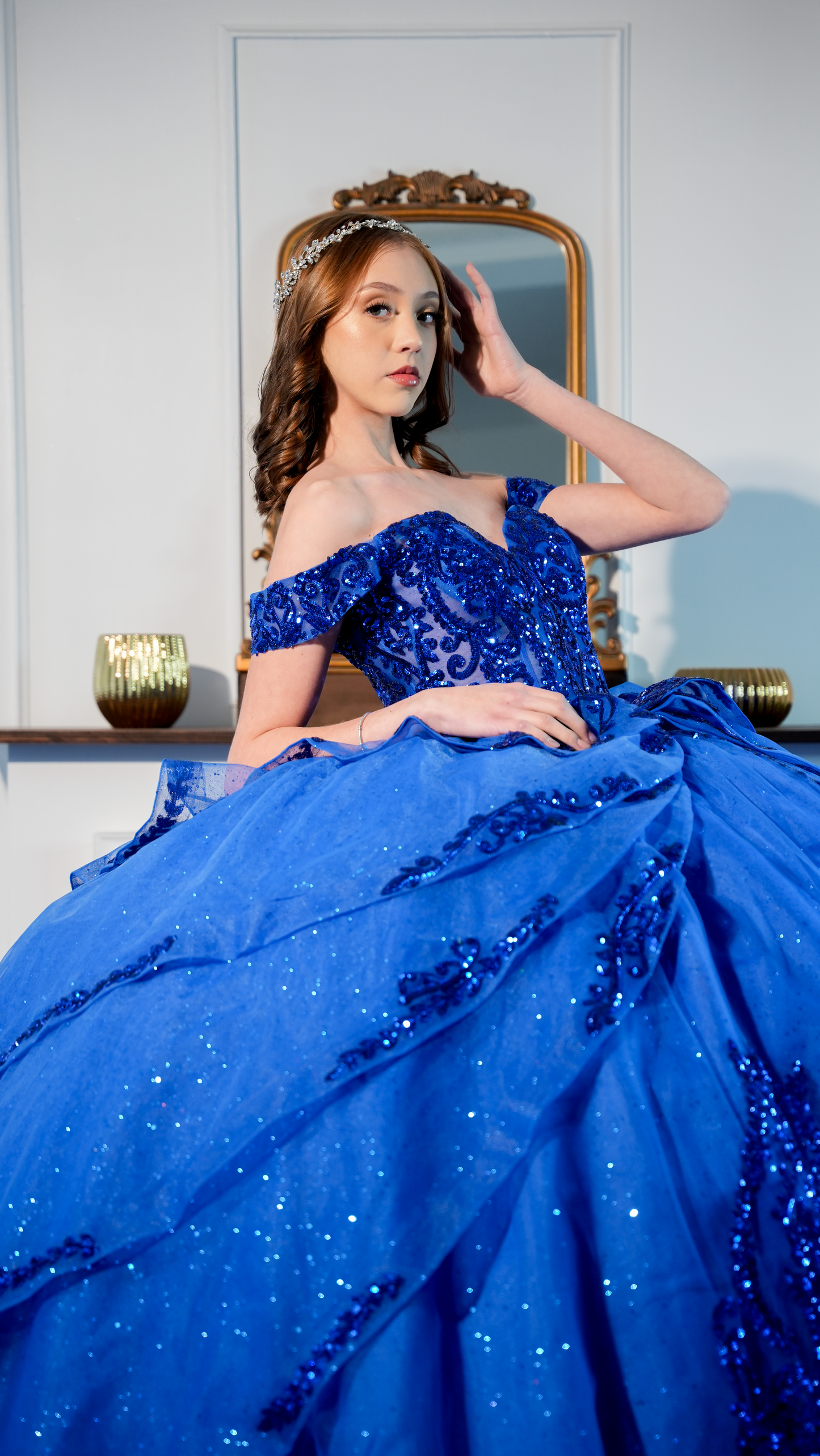 Vestido de XV Años Azul Rey Lentejuela y Olanes Manga Campesina (Renta)