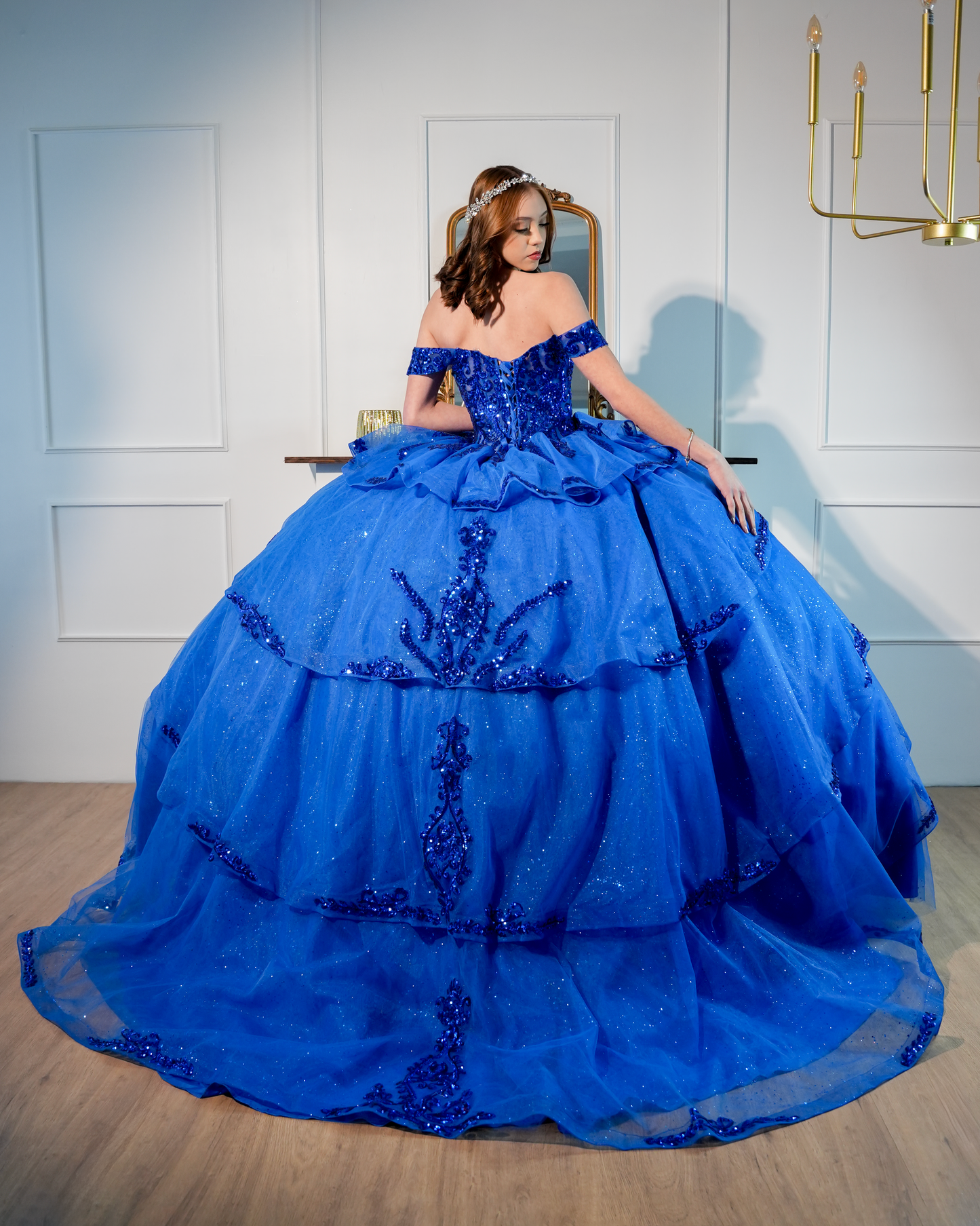 Vestido de XV Años Azul Rey Lentejuela y Olanes Manga Campesina (Renta)