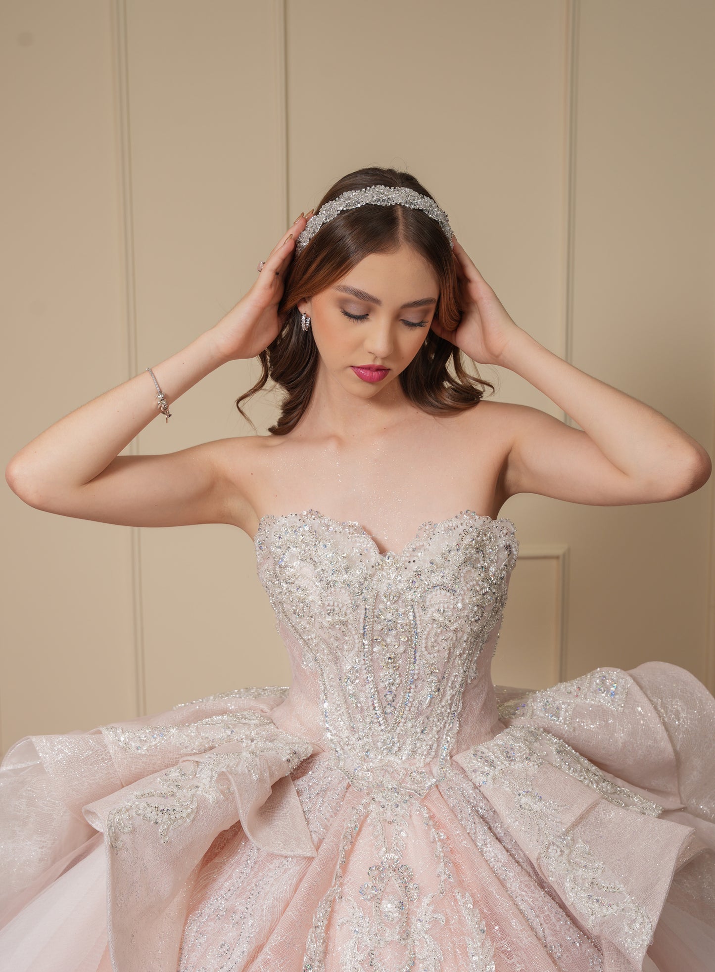 Vestido de XV Años Rosa Palo con Pedrería Plateada con Torera con Cadenas
