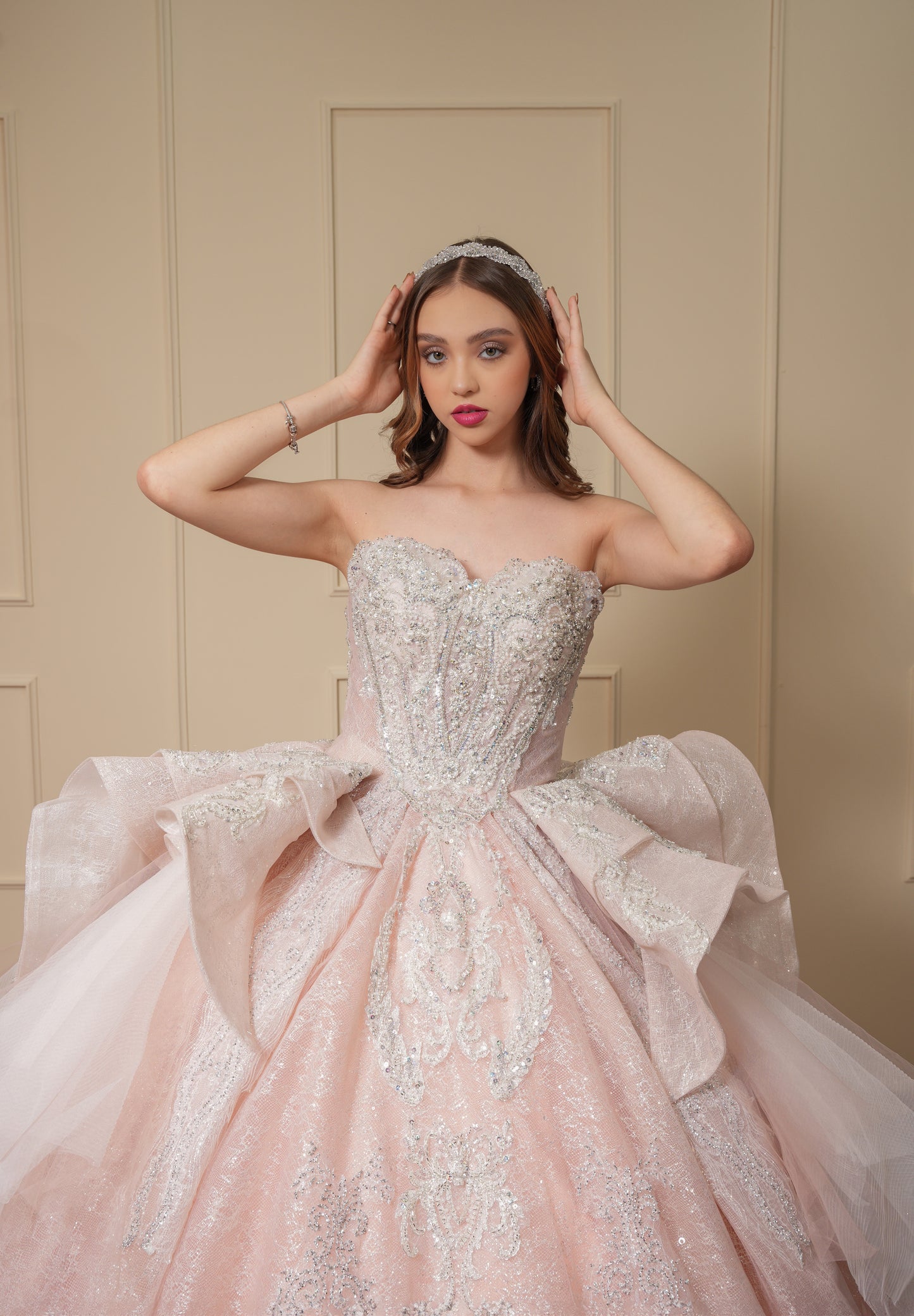 Vestido de XV Años Rosa Palo con Pedrería Plateada con Torera con Cadenas