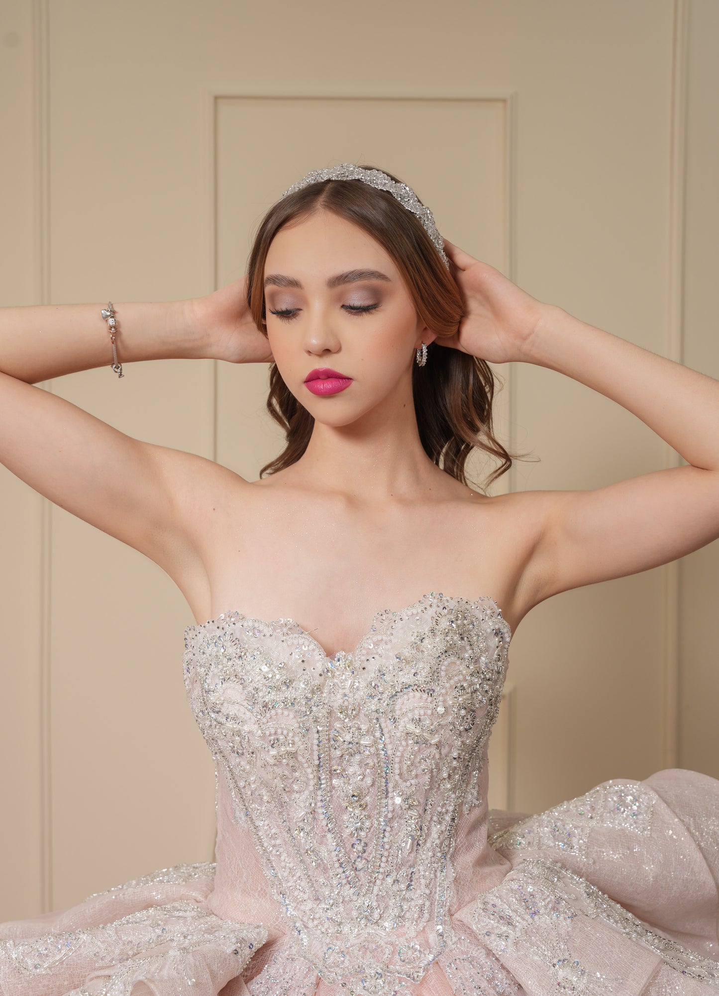 Vestido de XV Años Rosa Palo con Pedrería Plateada con Torera con Cadenas