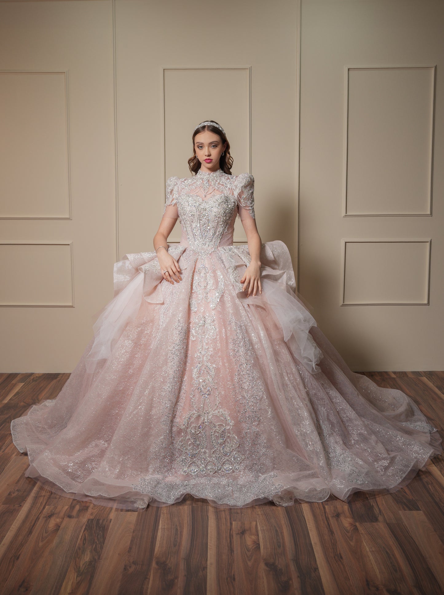 Vestido de XV Años Rosa Palo con Pedrería Plateada con Torera con Cadenas