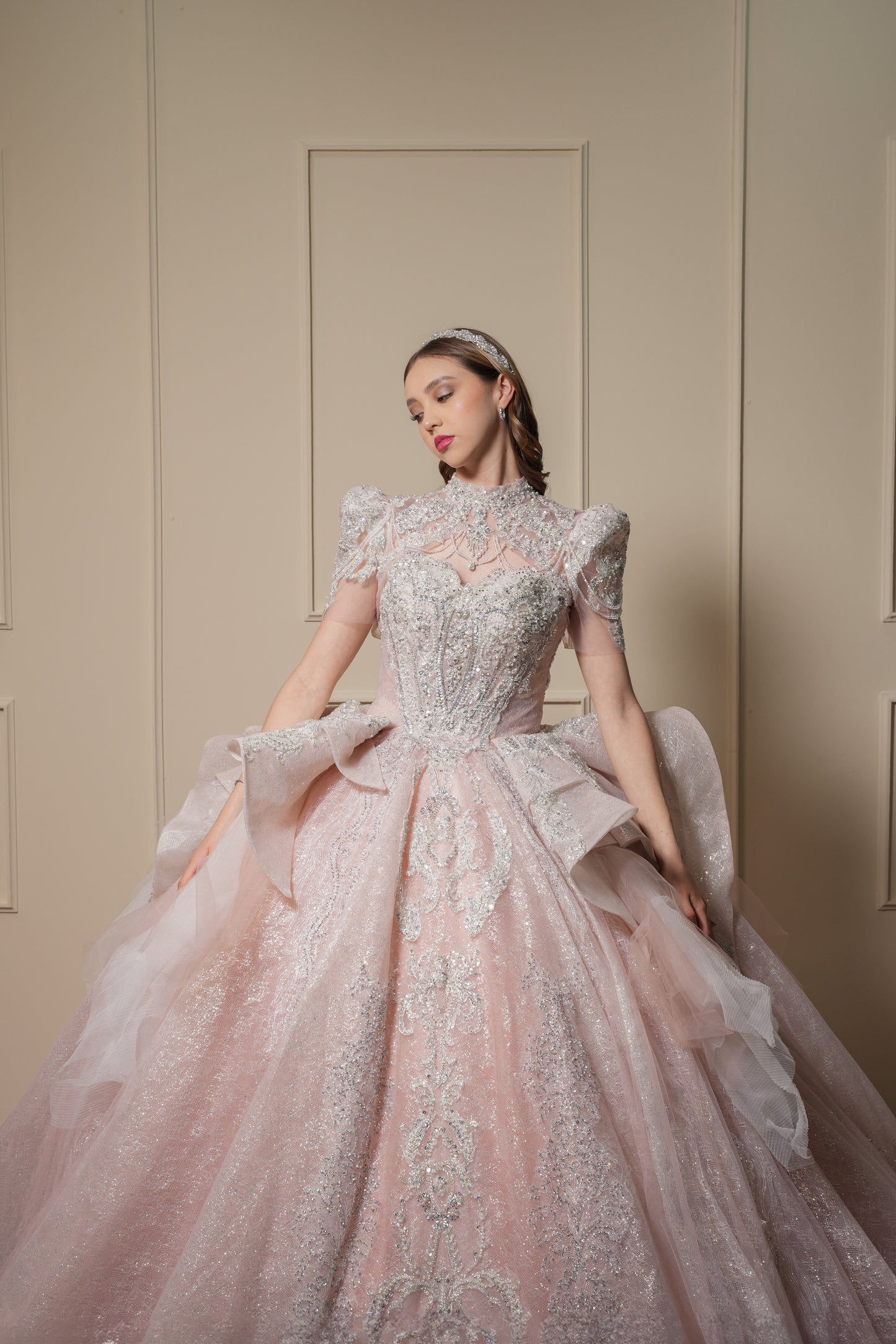 Vestido de XV Años Rosa Palo con Pedrería Plateada con Torera con Cadenas