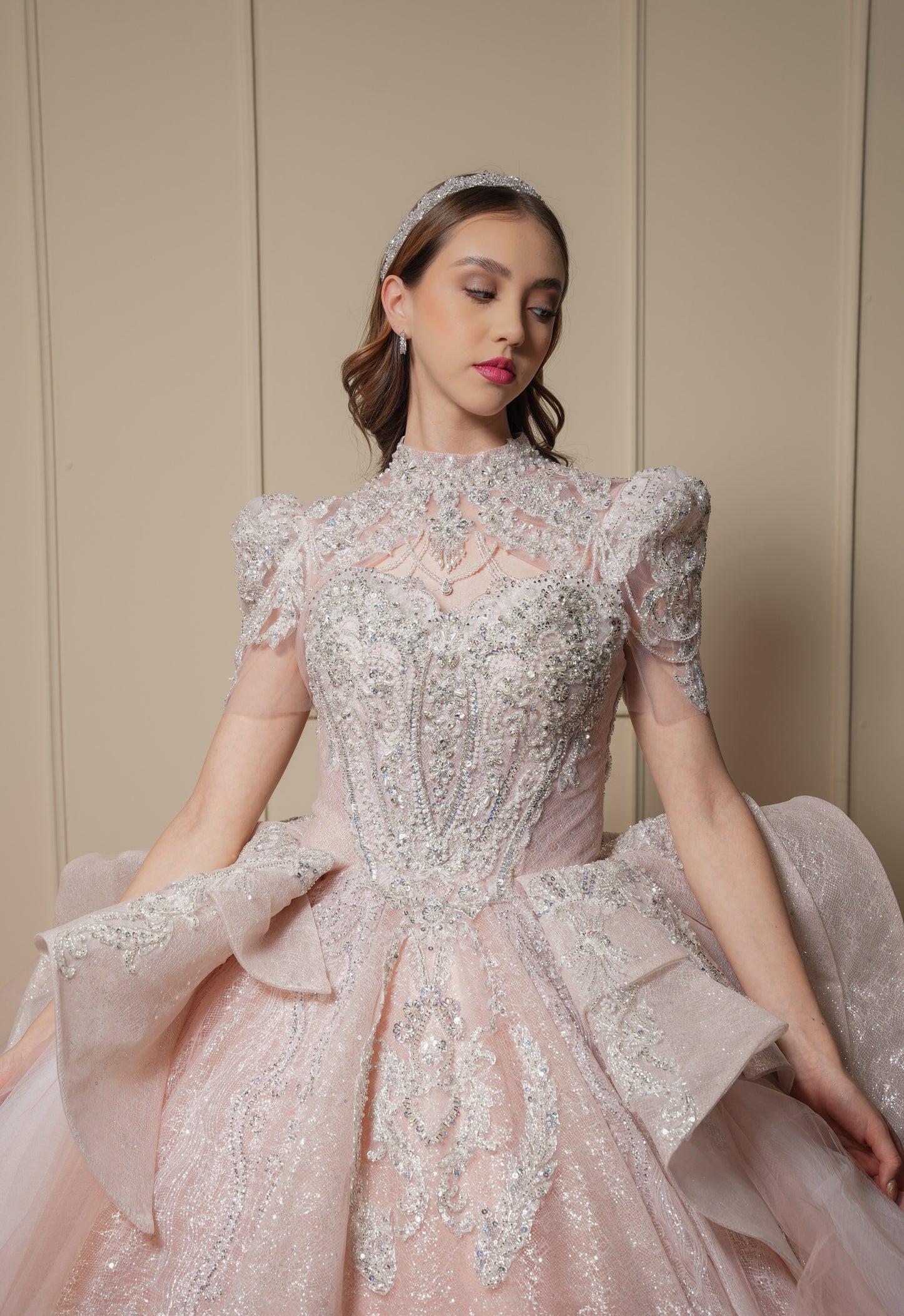 Vestido de XV Años Rosa Palo con Pedrería Plateada con Torera con Cadenas