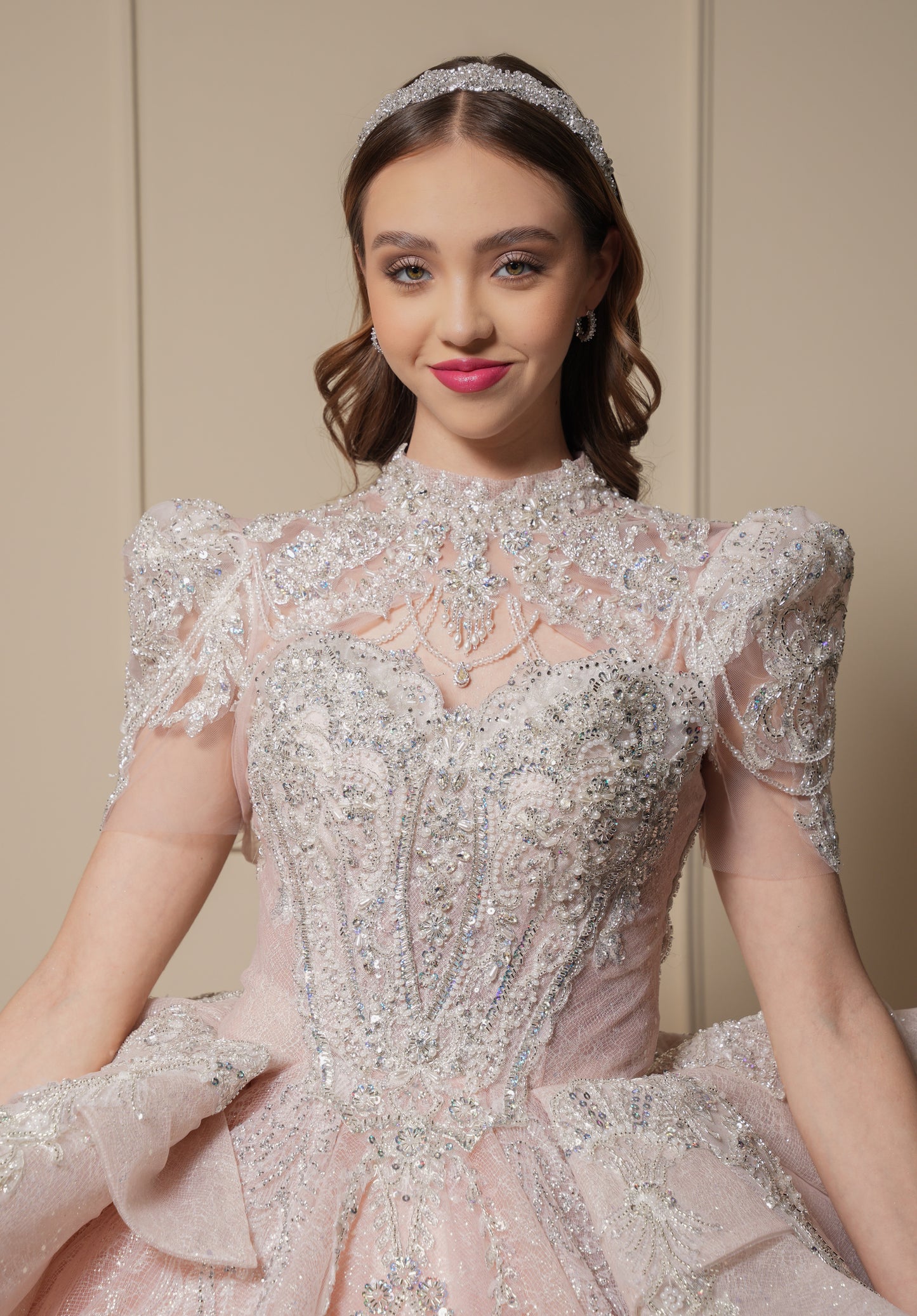 Vestido de XV Años Rosa Palo con Pedrería Plateada con Torera con Cadenas
