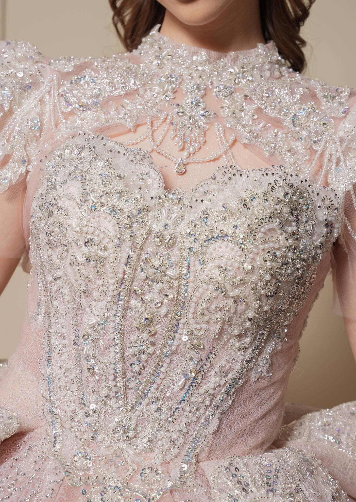 Vestido de XV Años Rosa Palo con Pedrería Plateada con Torera con Cadenas