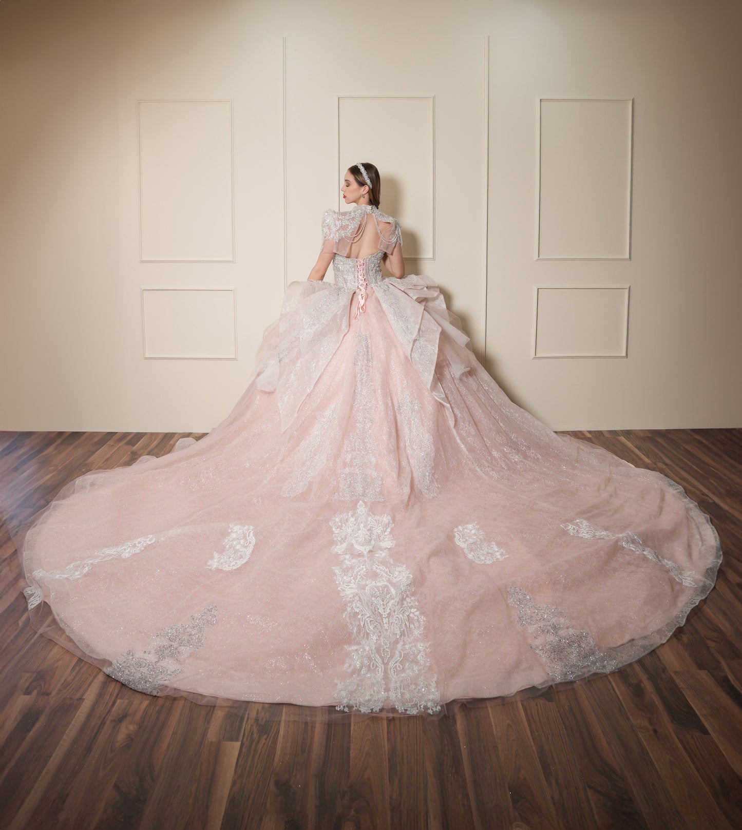 Vestido de XV Años Rosa Palo con Pedrería Plateada con Torera con Cadenas