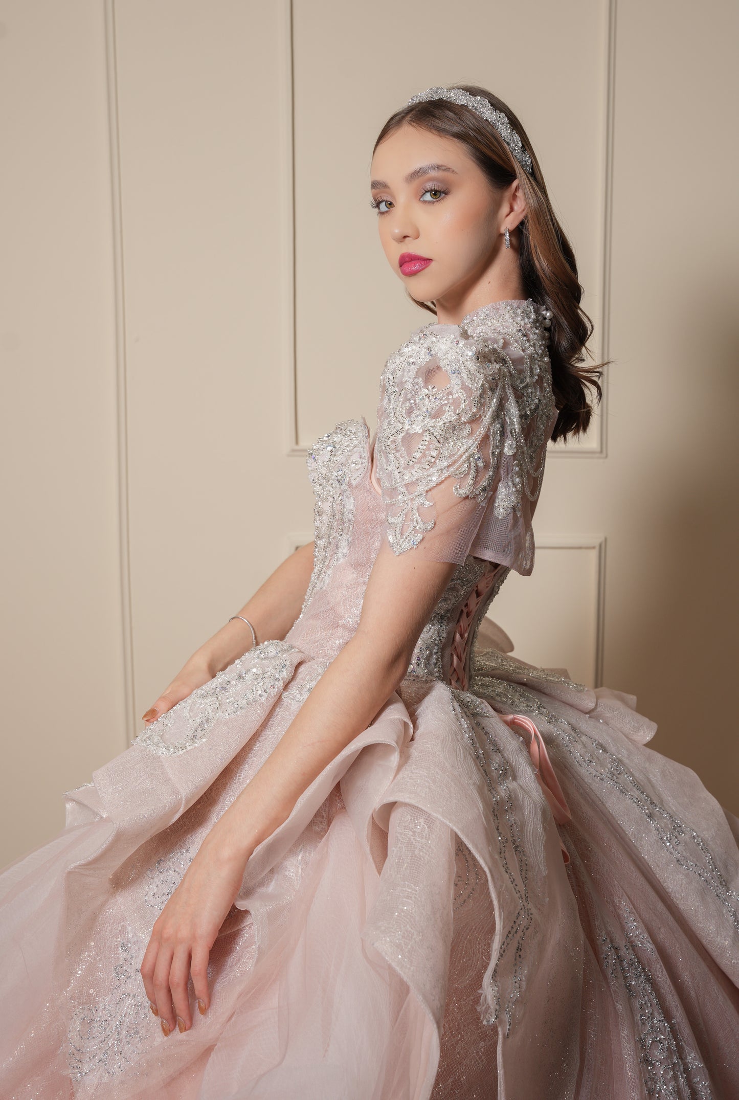 Vestido de XV Años Rosa Palo con Pedrería Plateada con Torera con Cadenas