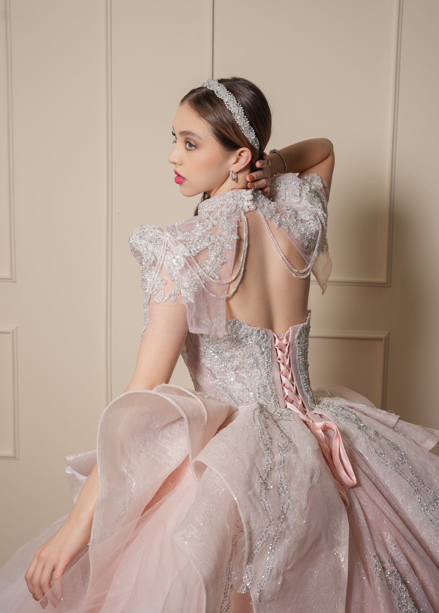 Vestido de XV Años Rosa Palo con Pedrería Plateada con Torera con Cadenas