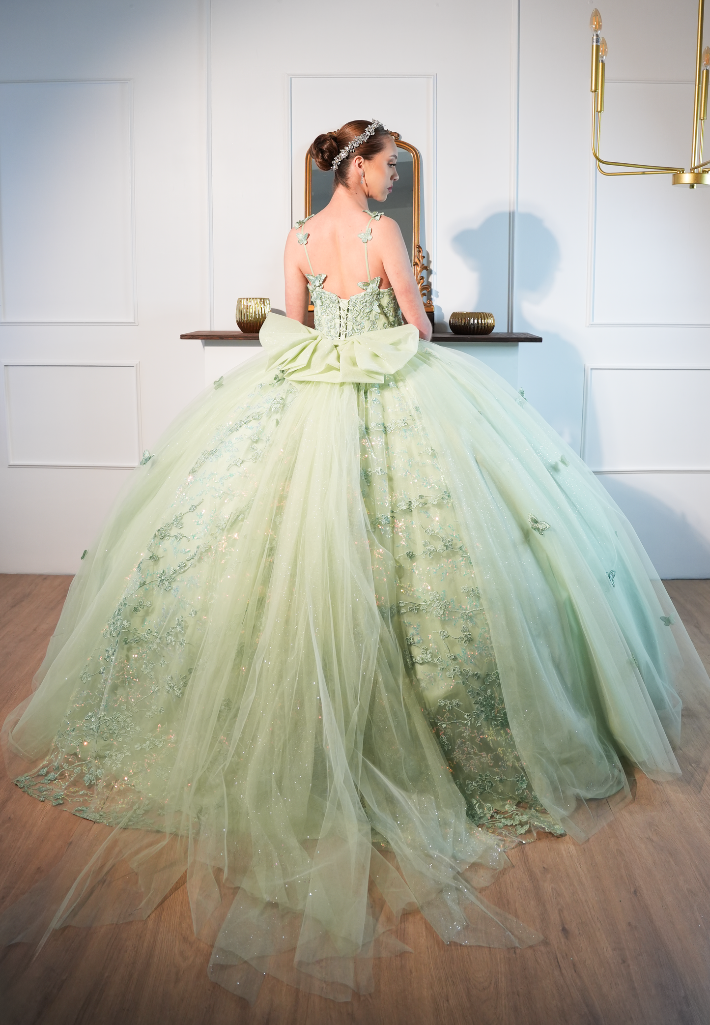 Vestido de XV Años Verde Sage de Mariposas con Moño y Tirantes (Renta)