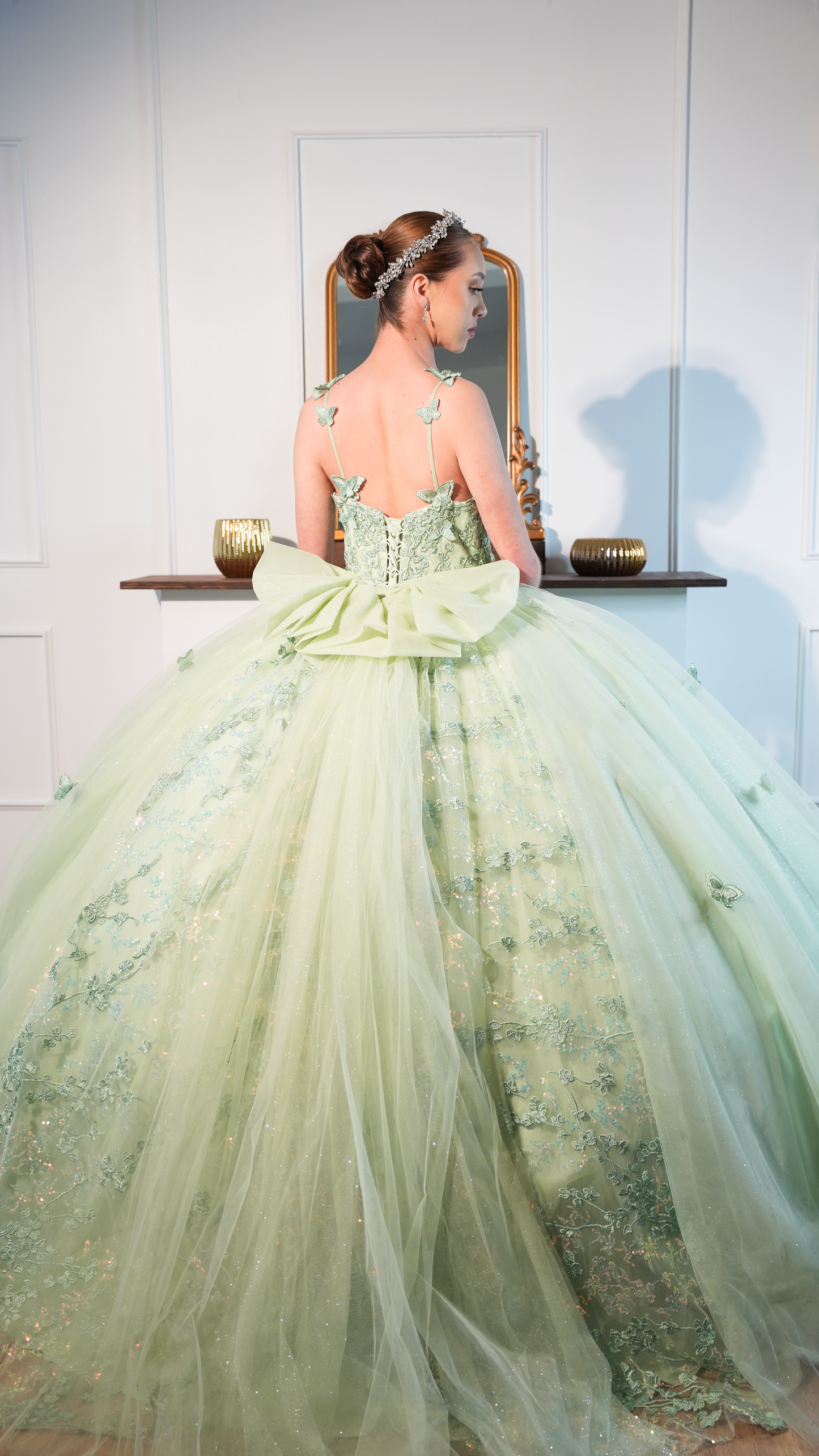 Vestido de XV Años Verde Sage de Mariposas con Moño y Tirantes (Renta)