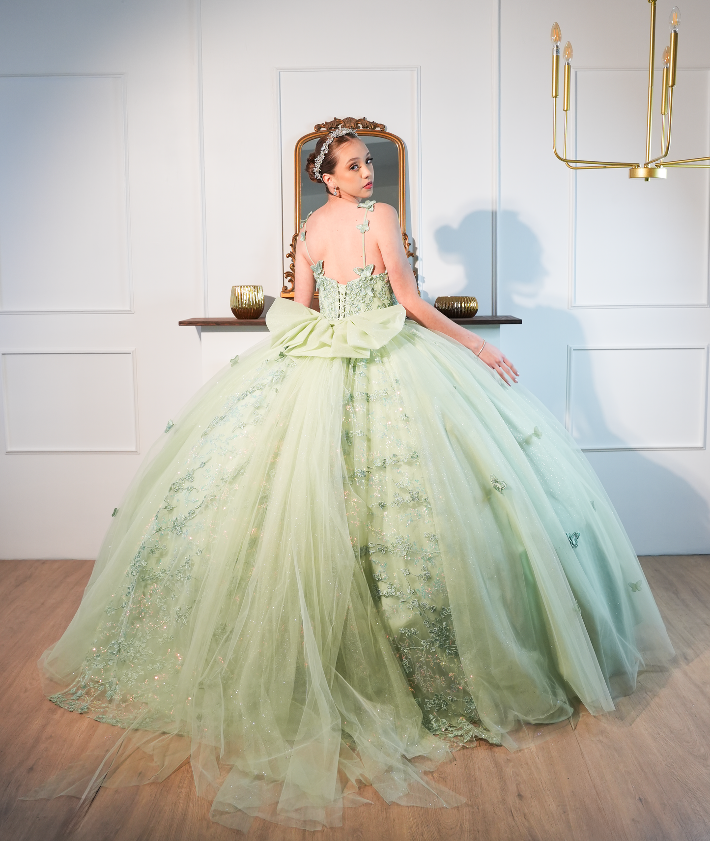 Vestido de XV Años Verde Sage de Mariposas con Moño y Tirantes (Renta)