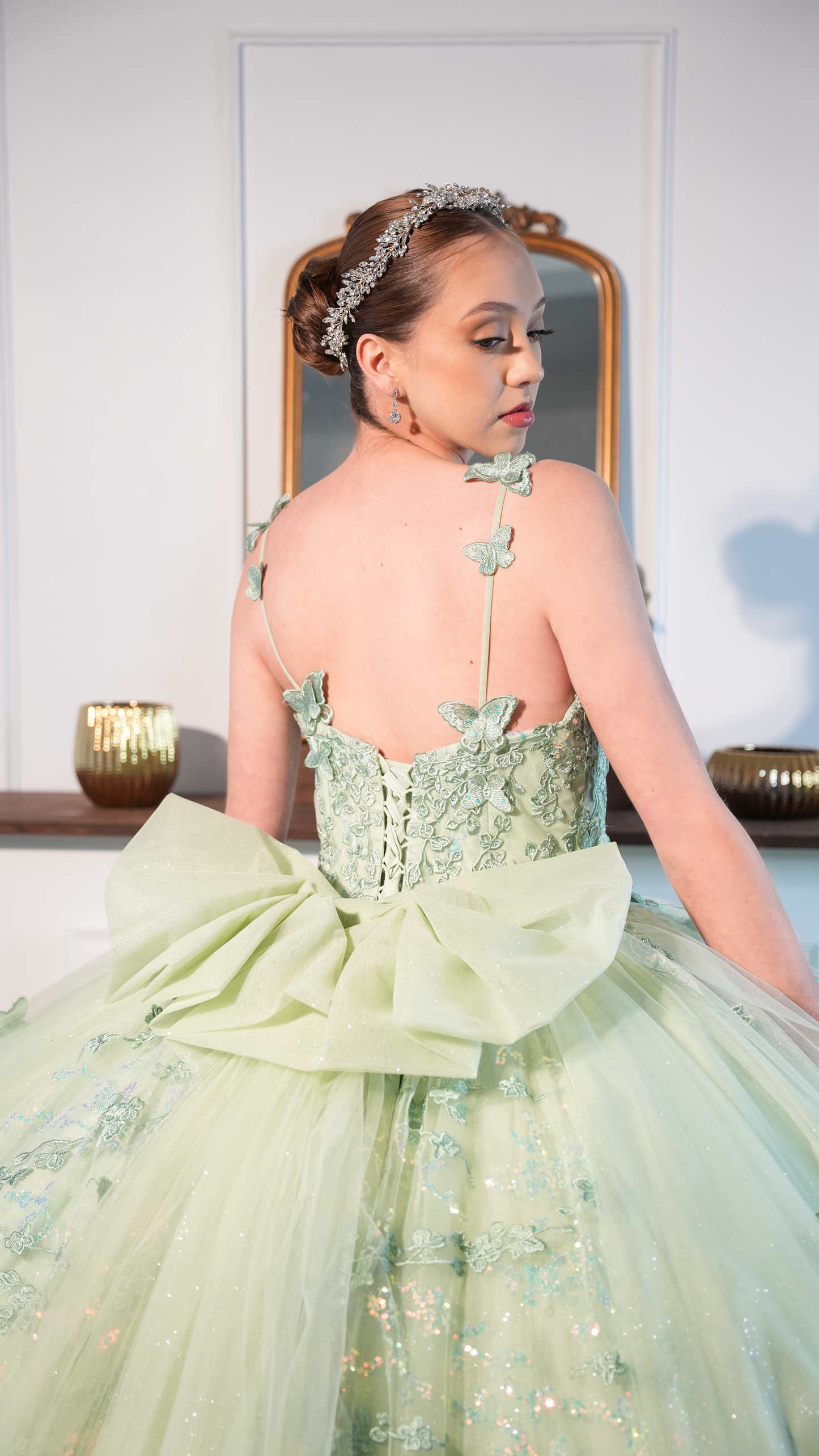 Vestido de XV Años Verde Sage de Mariposas con Moño y Tirantes (Renta)