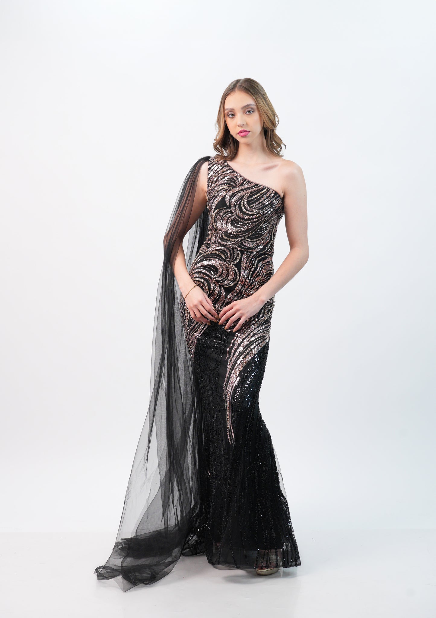 Vestido Negro Con Lentejuela Dorado Tul En Hombro