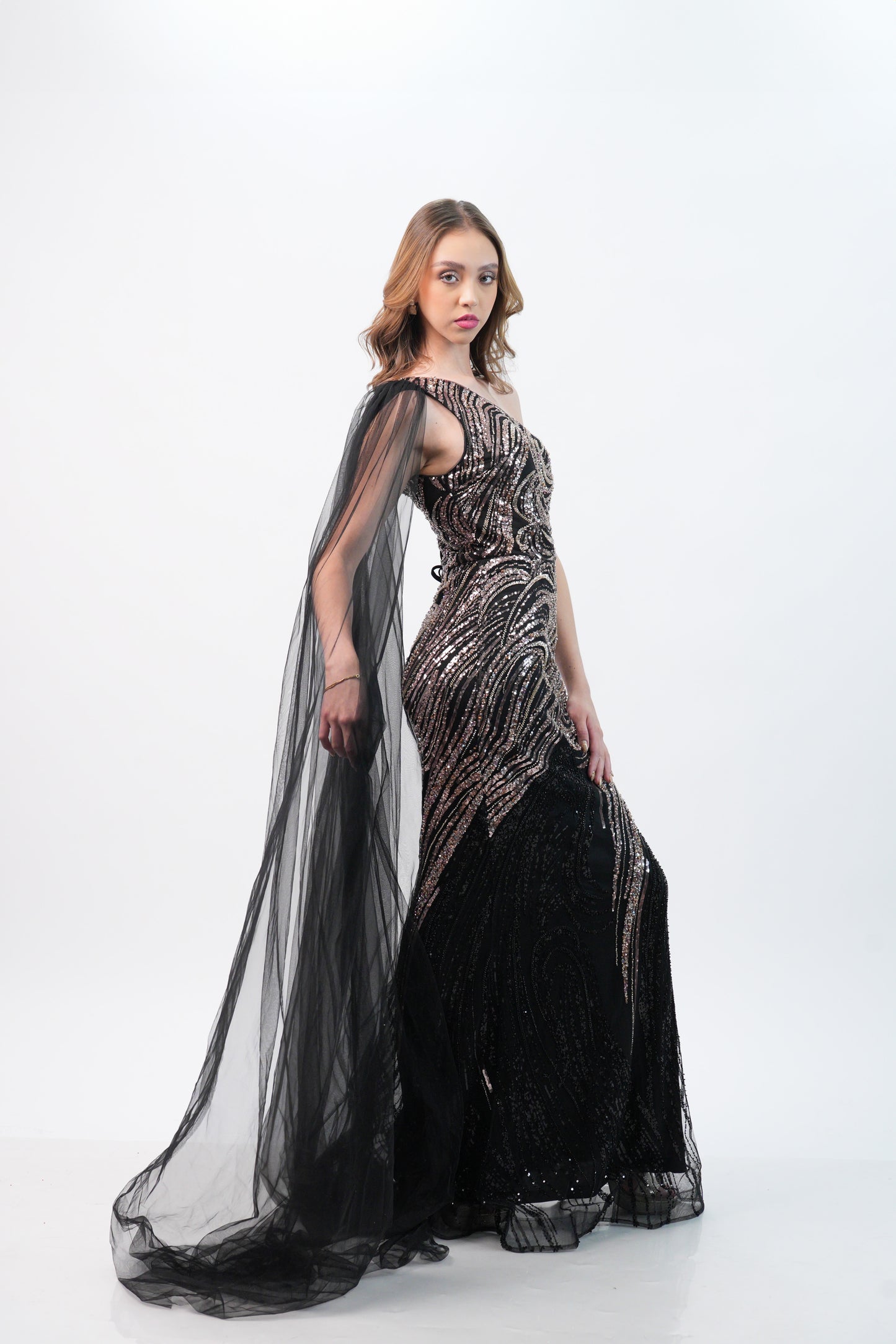 Vestido Negro Con Lentejuela Dorado Tul En Hombro