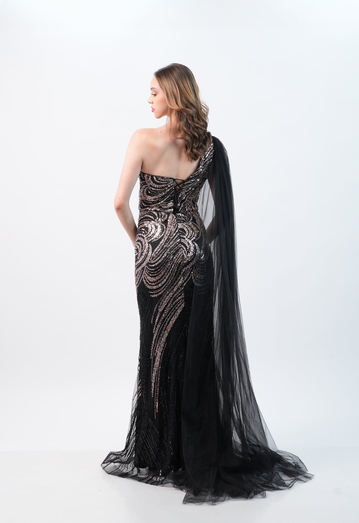 Vestido Negro Con Lentejuela Dorado Tul En Hombro