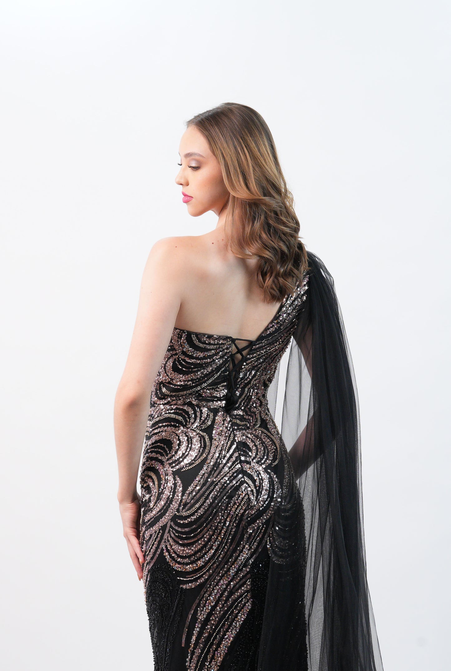 Vestido Negro Con Lentejuela Dorado Tul En Hombro
