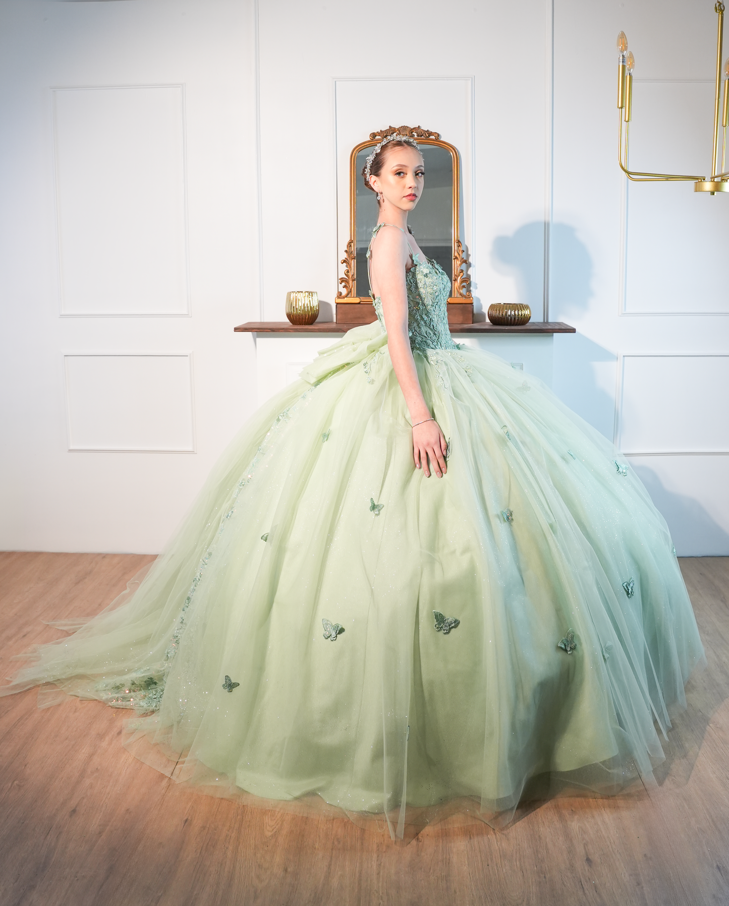 Vestido de XV Años Verde Sage de Mariposas con Moño y Tirantes (Renta)
