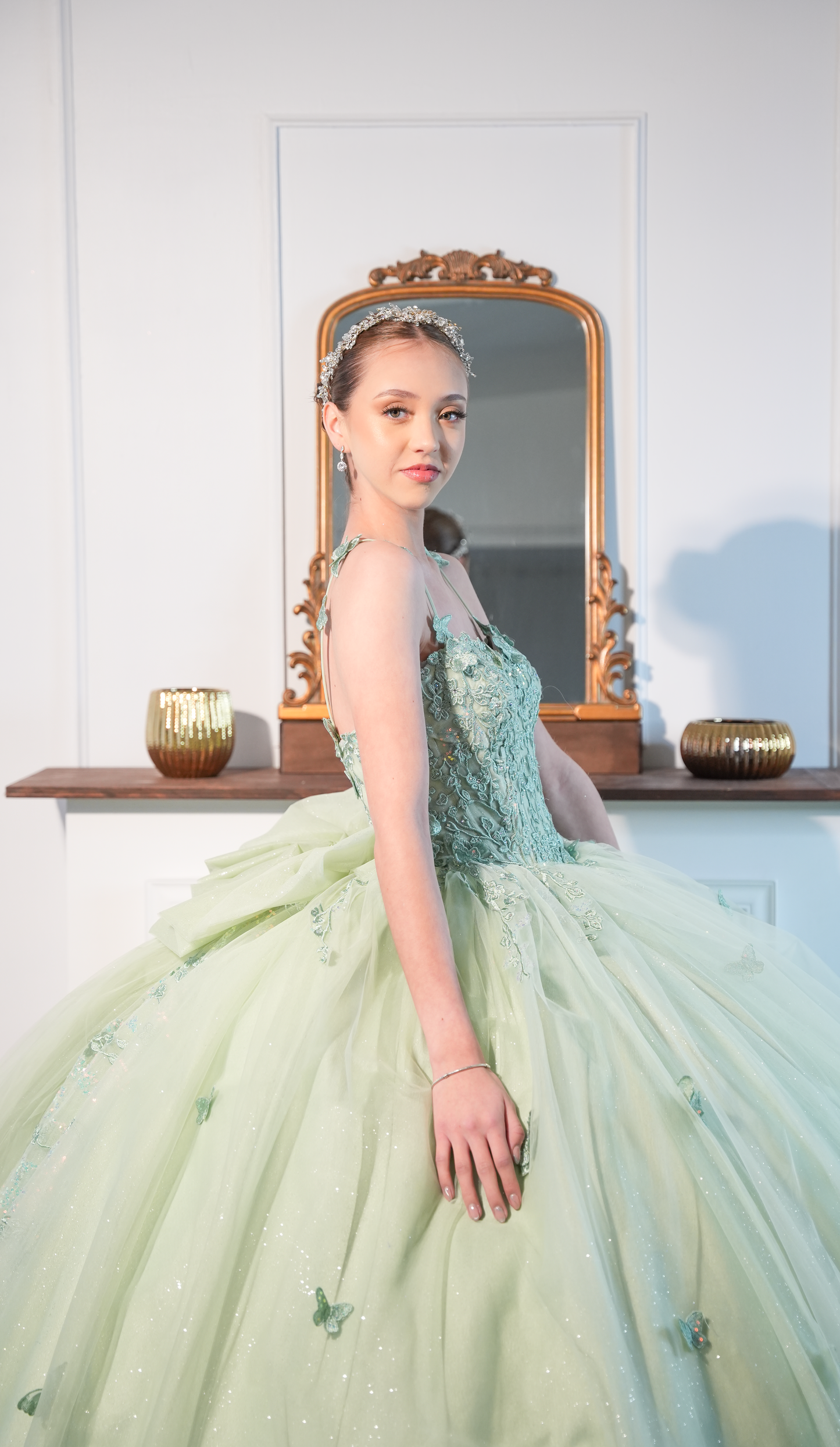 Vestido de XV Años Verde Sage de Mariposas con Moño y Tirantes (Renta)