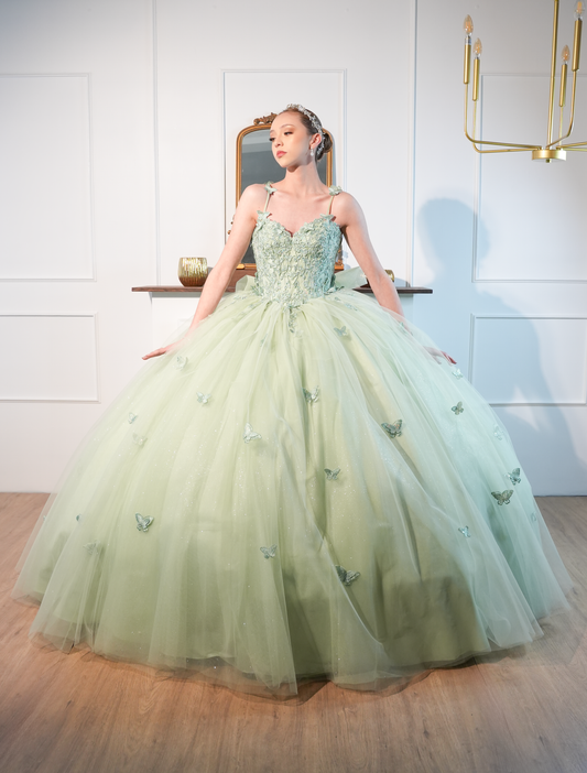 Vestido de XV Años Verde Sage de Mariposas con Moño y Tirantes (Renta)