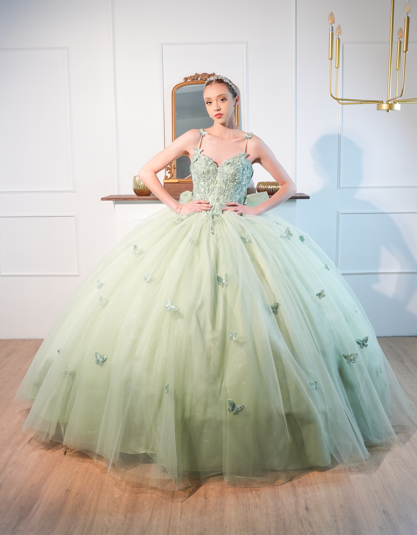 Vestido de XV Años Verde Sage de Mariposas con Moño y Tirantes (Renta)