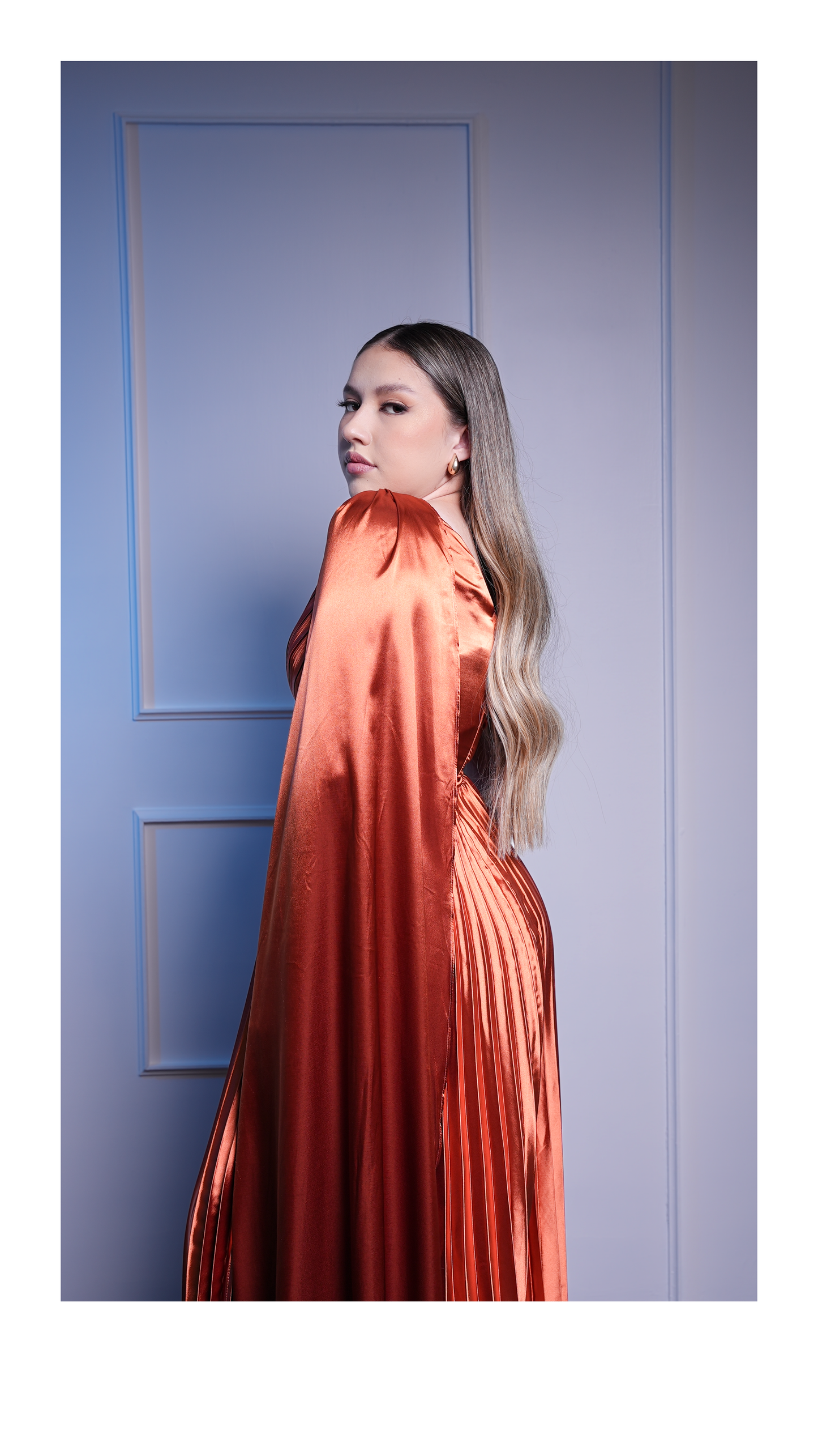 Vestido Asimetrico Con Estola Y Tablones
