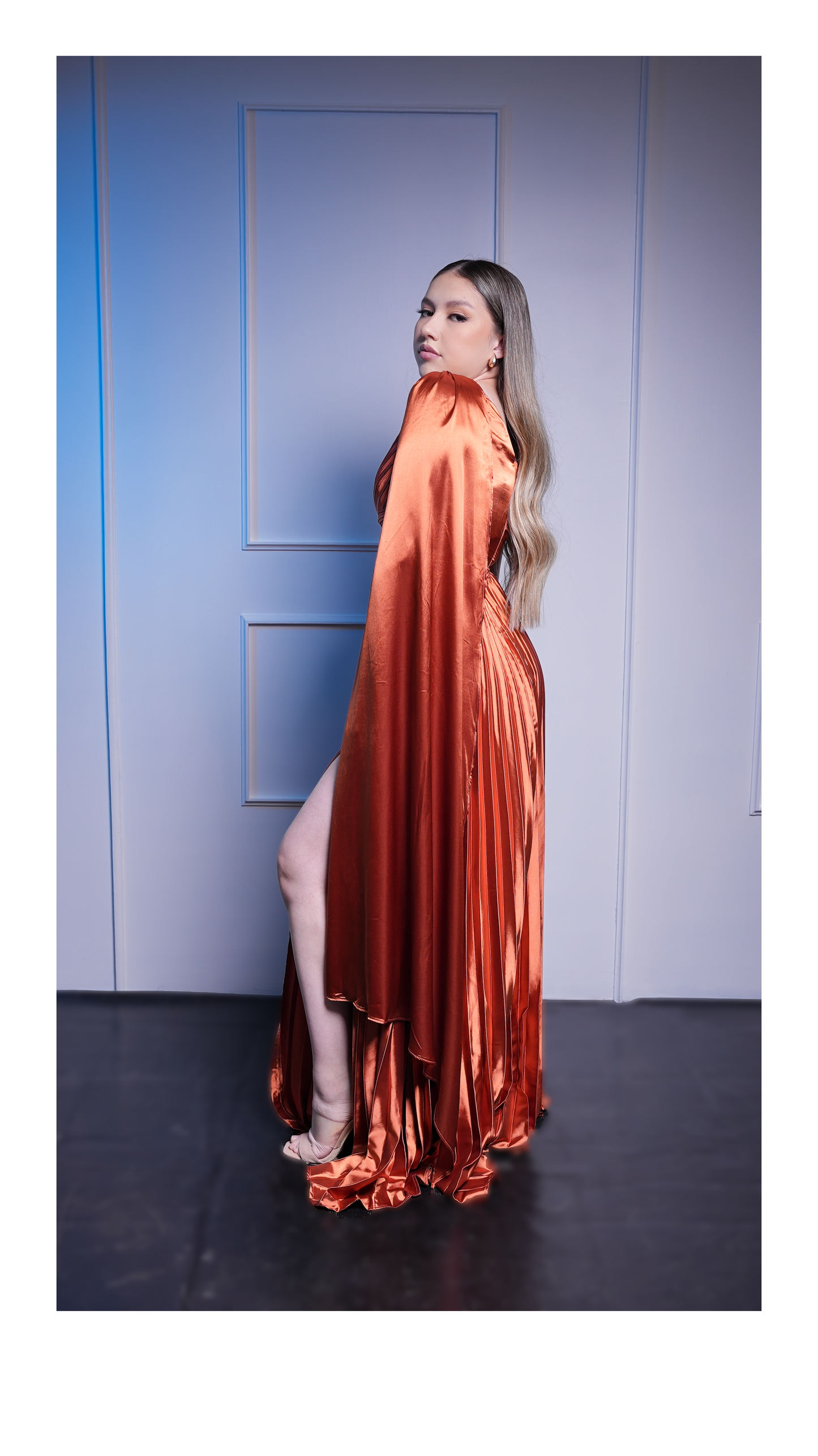 Vestido Asimetrico Con Estola Y Tablones