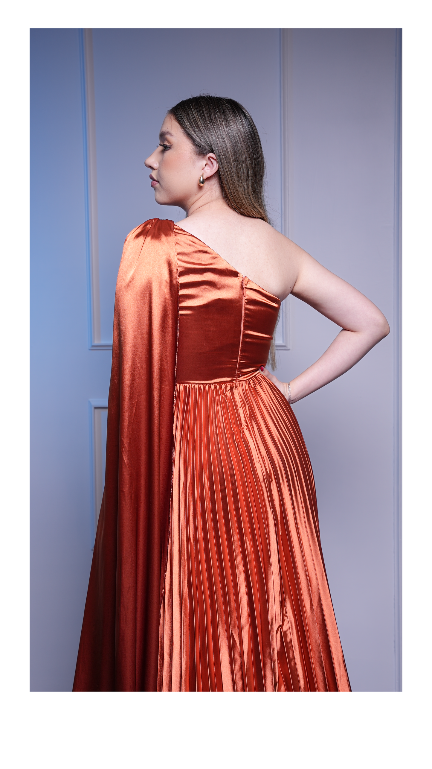 Vestido Asimetrico Con Estola Y Tablones