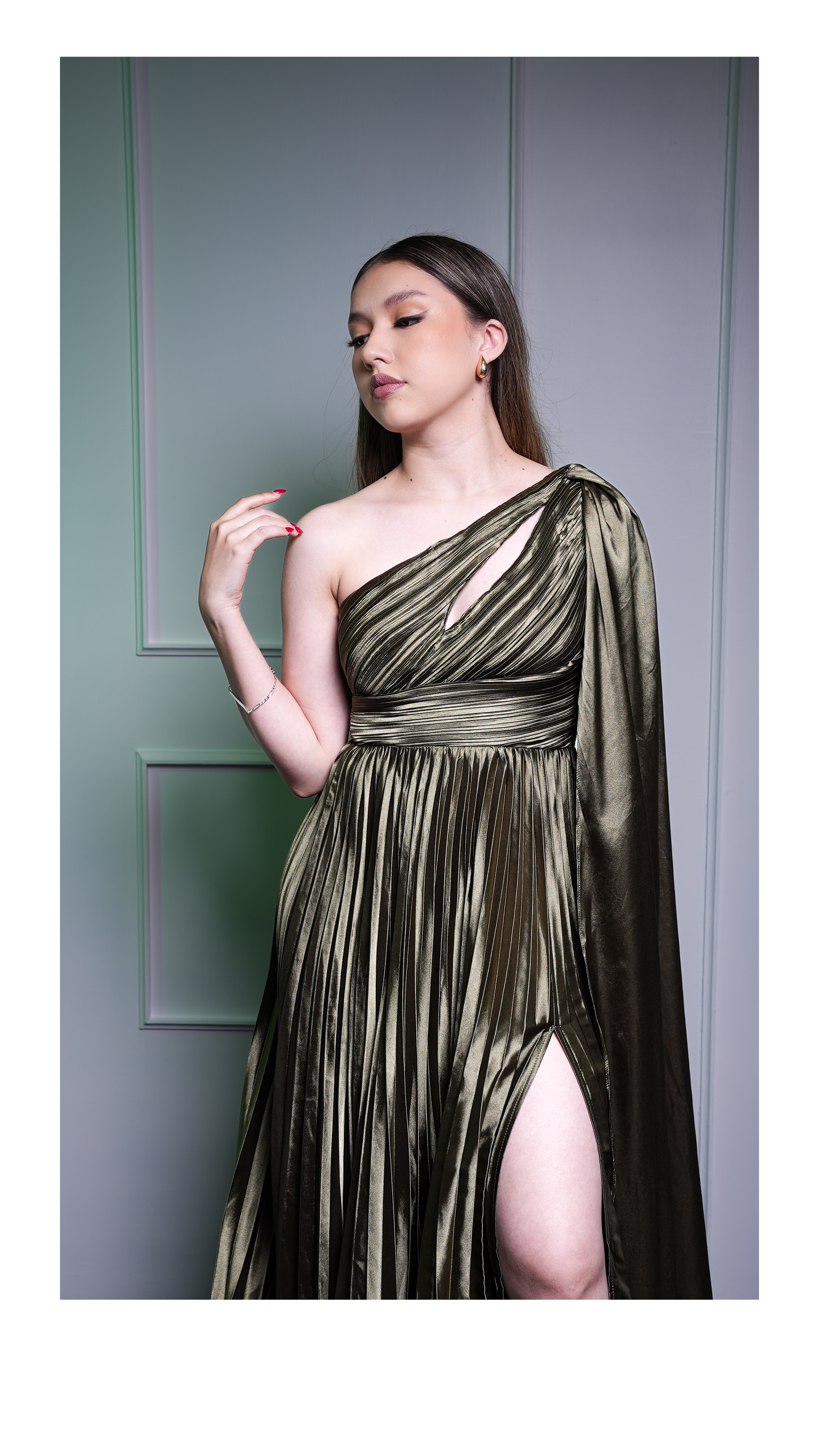 Vestido Asimetrico Con Estola Y Tablones