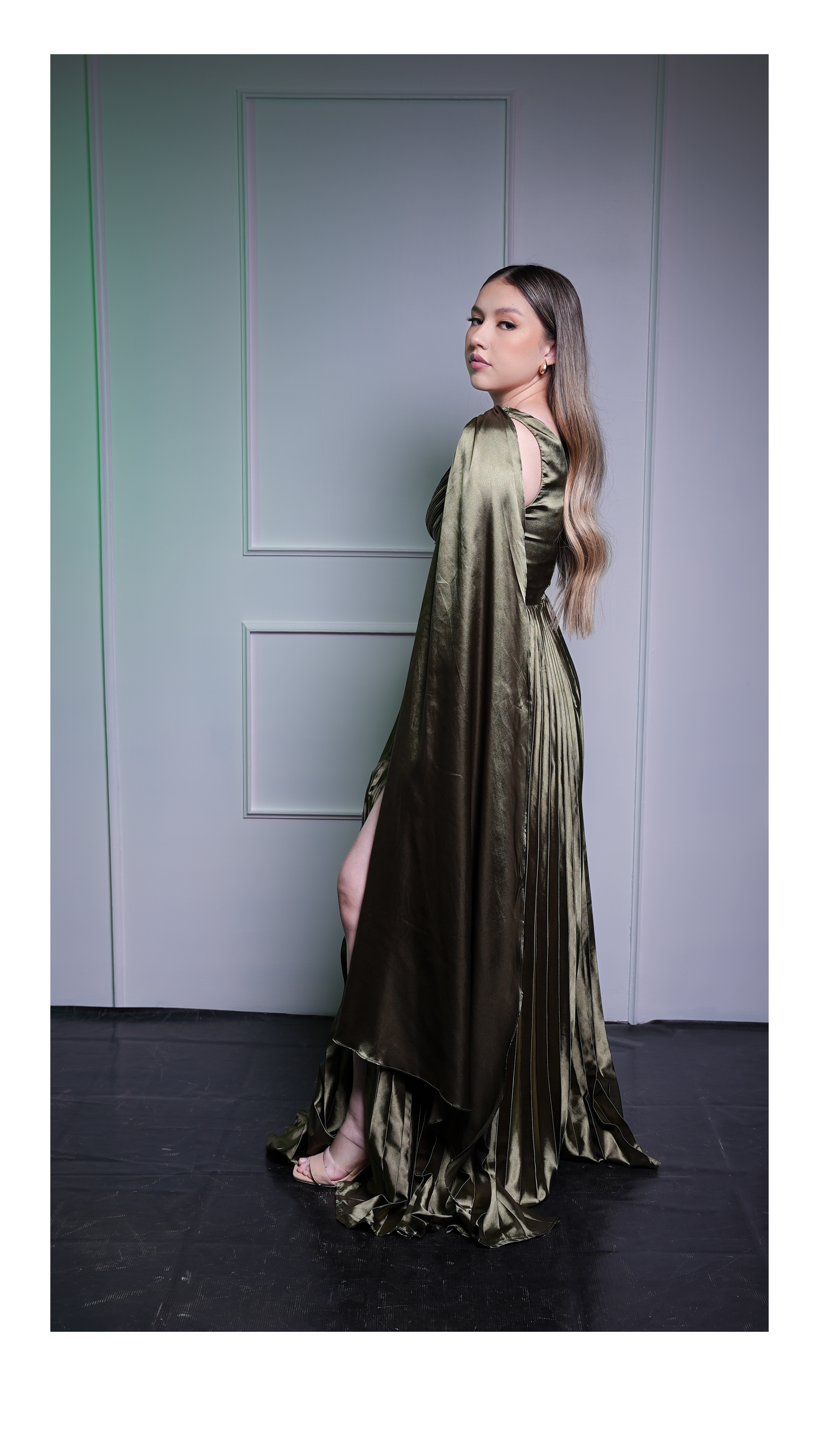 Vestido Asimetrico Con Estola Y Tablones