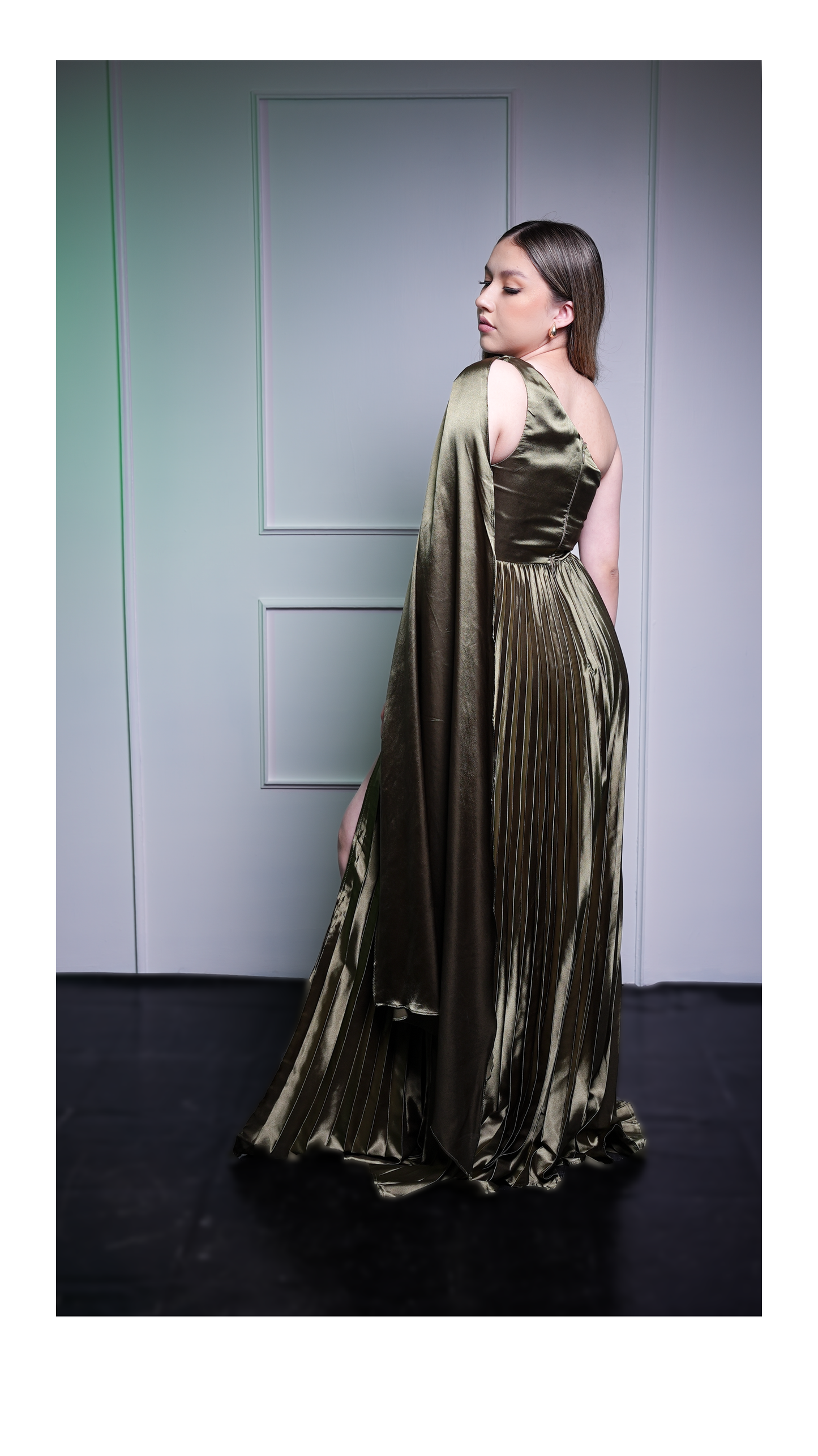 Vestido Asimetrico Con Estola Y Tablones