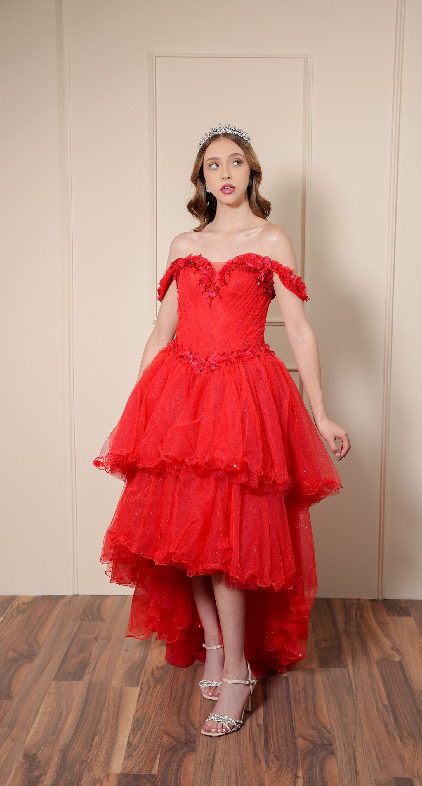 Vestido de XV Años Rojo con Flores y Manga Caída 2 en 1