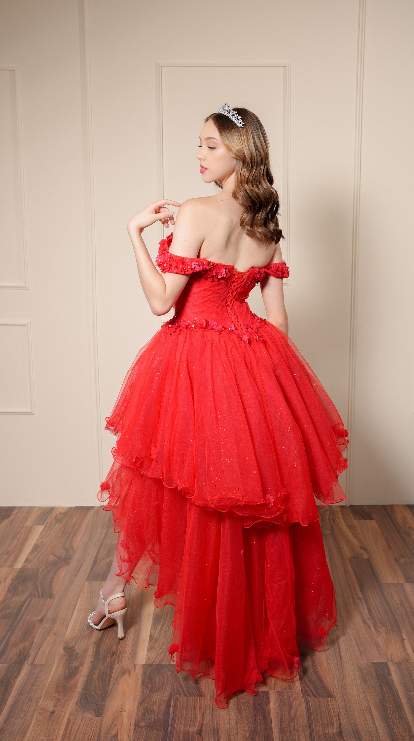 Vestido de XV Años Rojo con Flores y Manga Caída 2 en 1