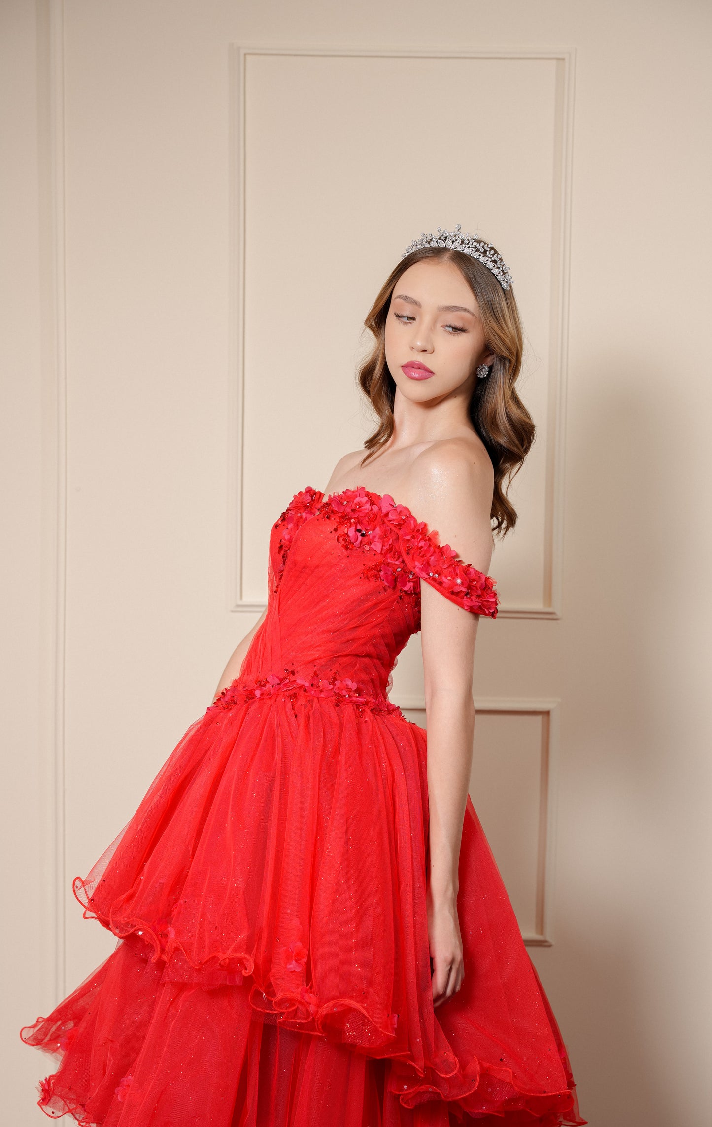Vestido de XV Años Rojo con Flores y Manga Caída 2 en 1