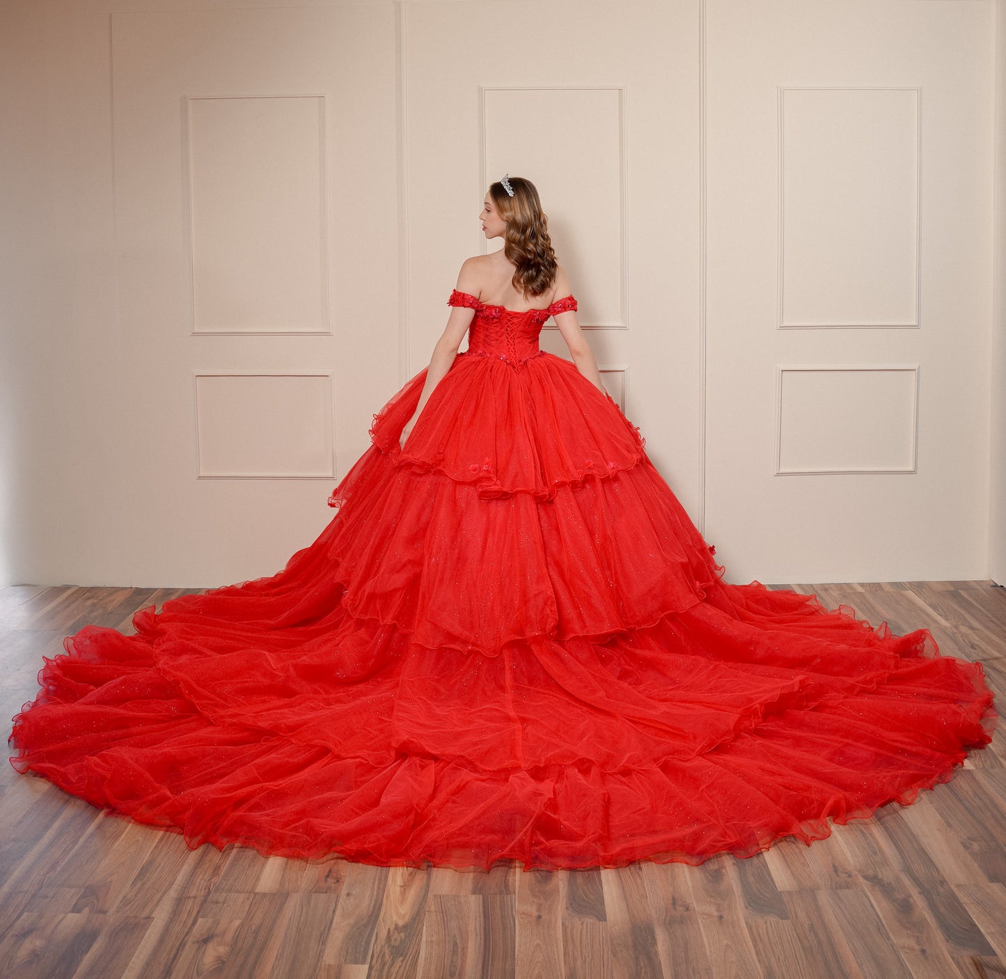 Vestido de XV Años Rojo con Flores y Manga Caída 2 en 1