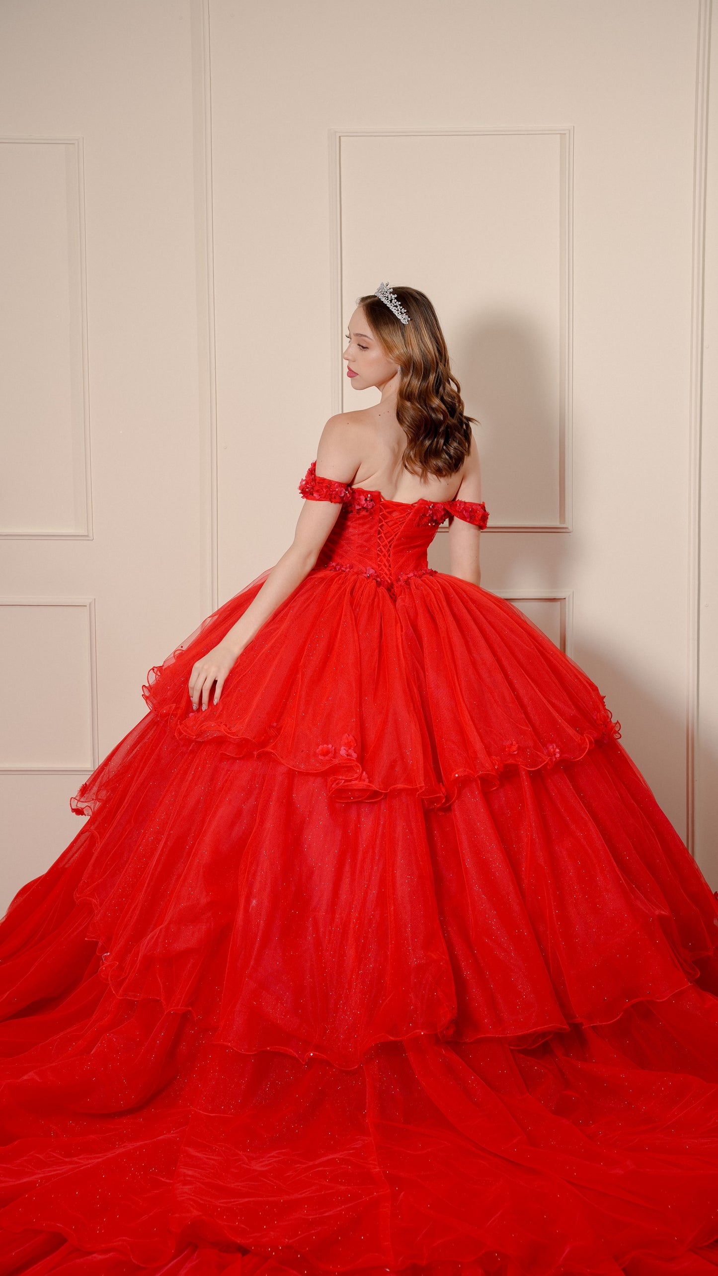 Vestido de XV Años Rojo con Flores y Manga Caída 2 en 1