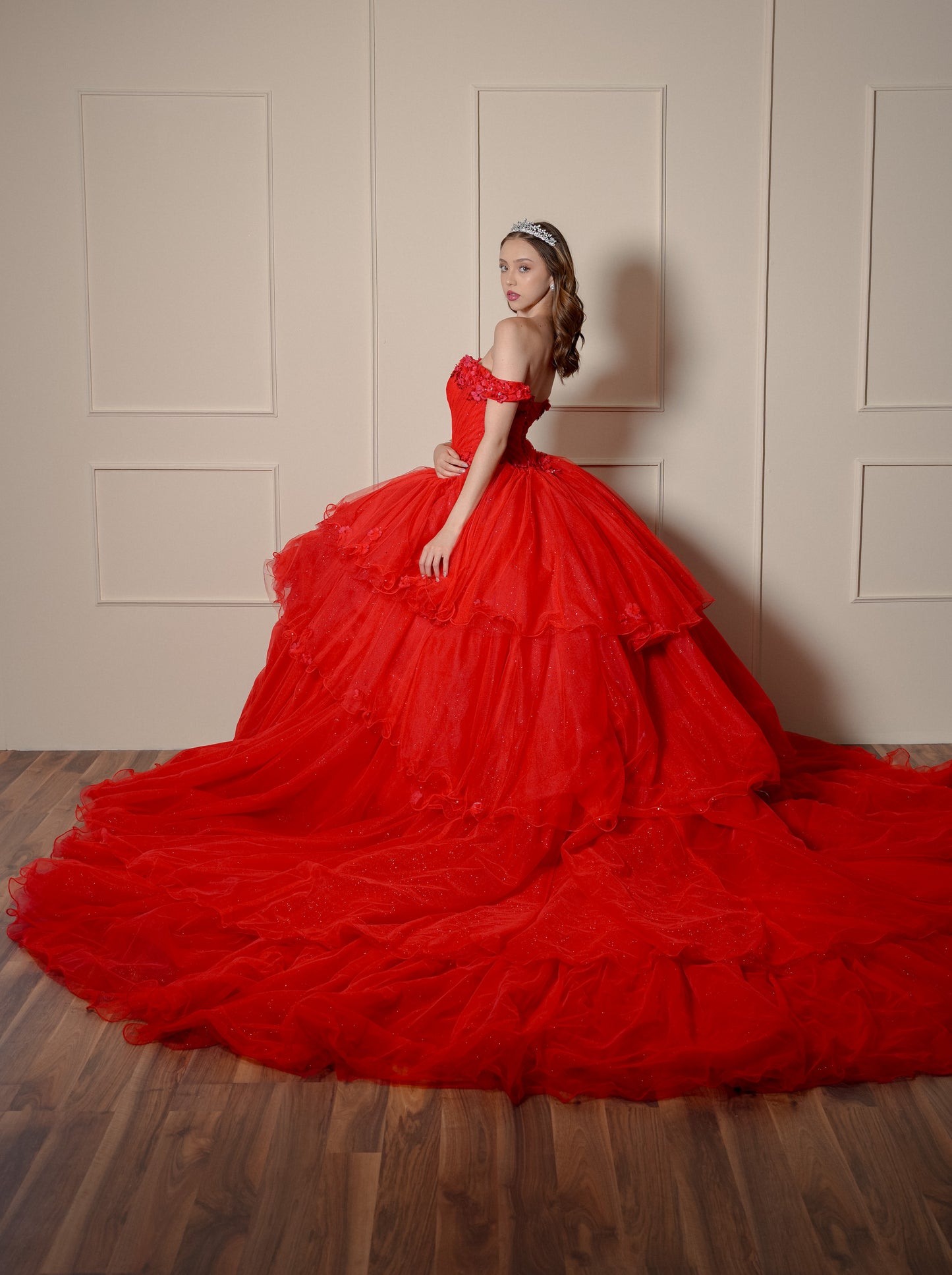 Vestido de XV Años Rojo con Flores y Manga Caída 2 en 1
