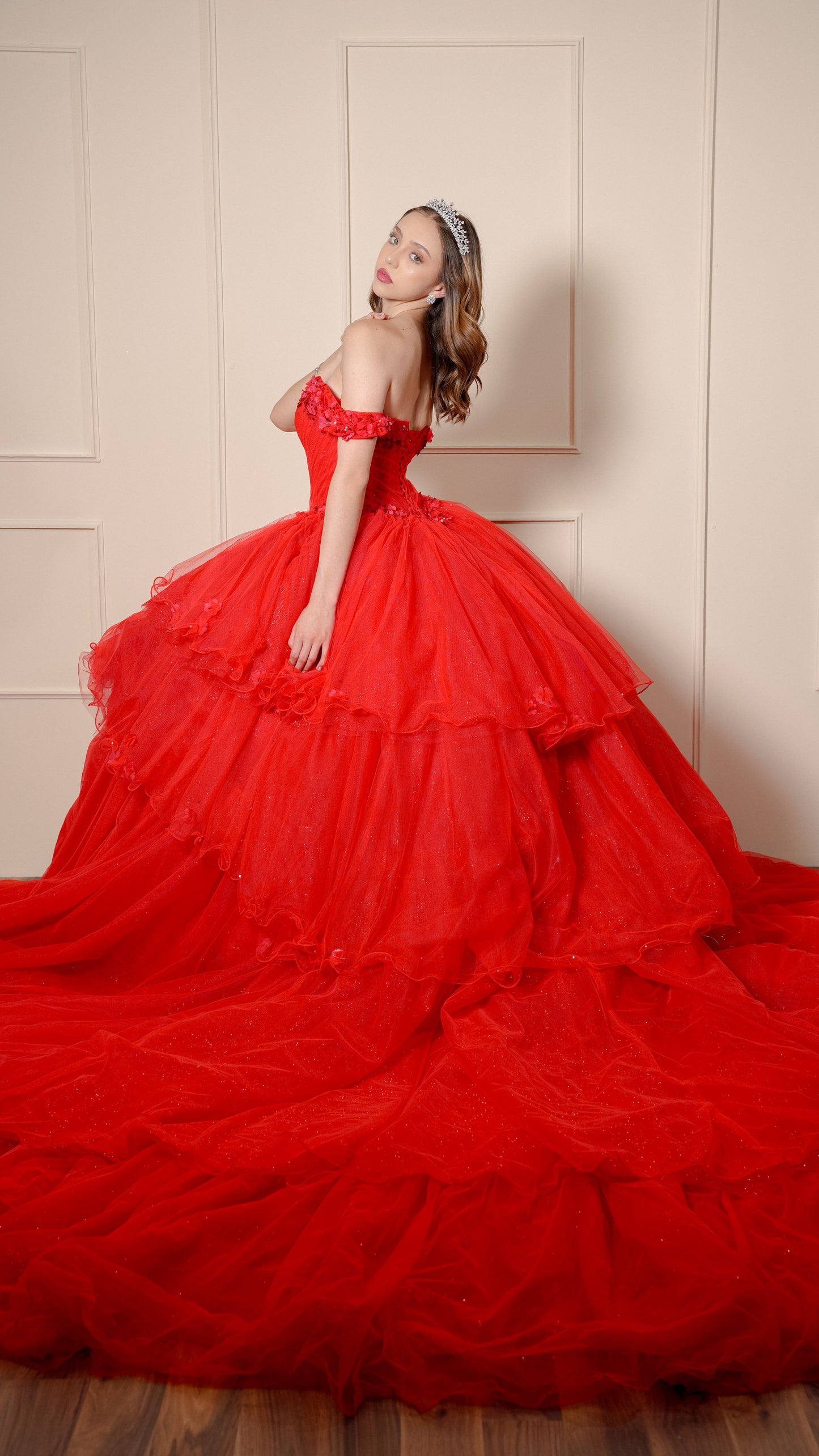 Vestido de XV Años Rojo con Flores y Manga Caída 2 en 1