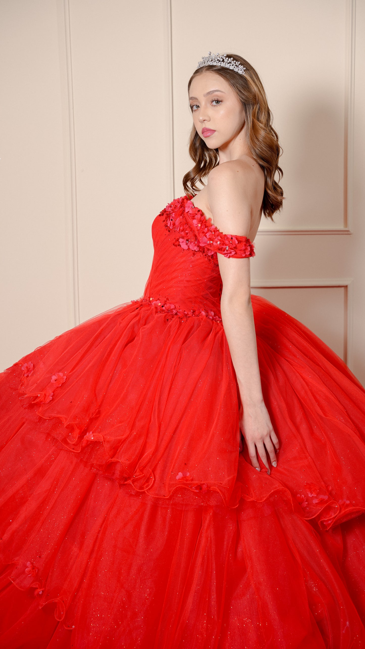 Vestido de XV Años Rojo con Flores y Manga Caída 2 en 1